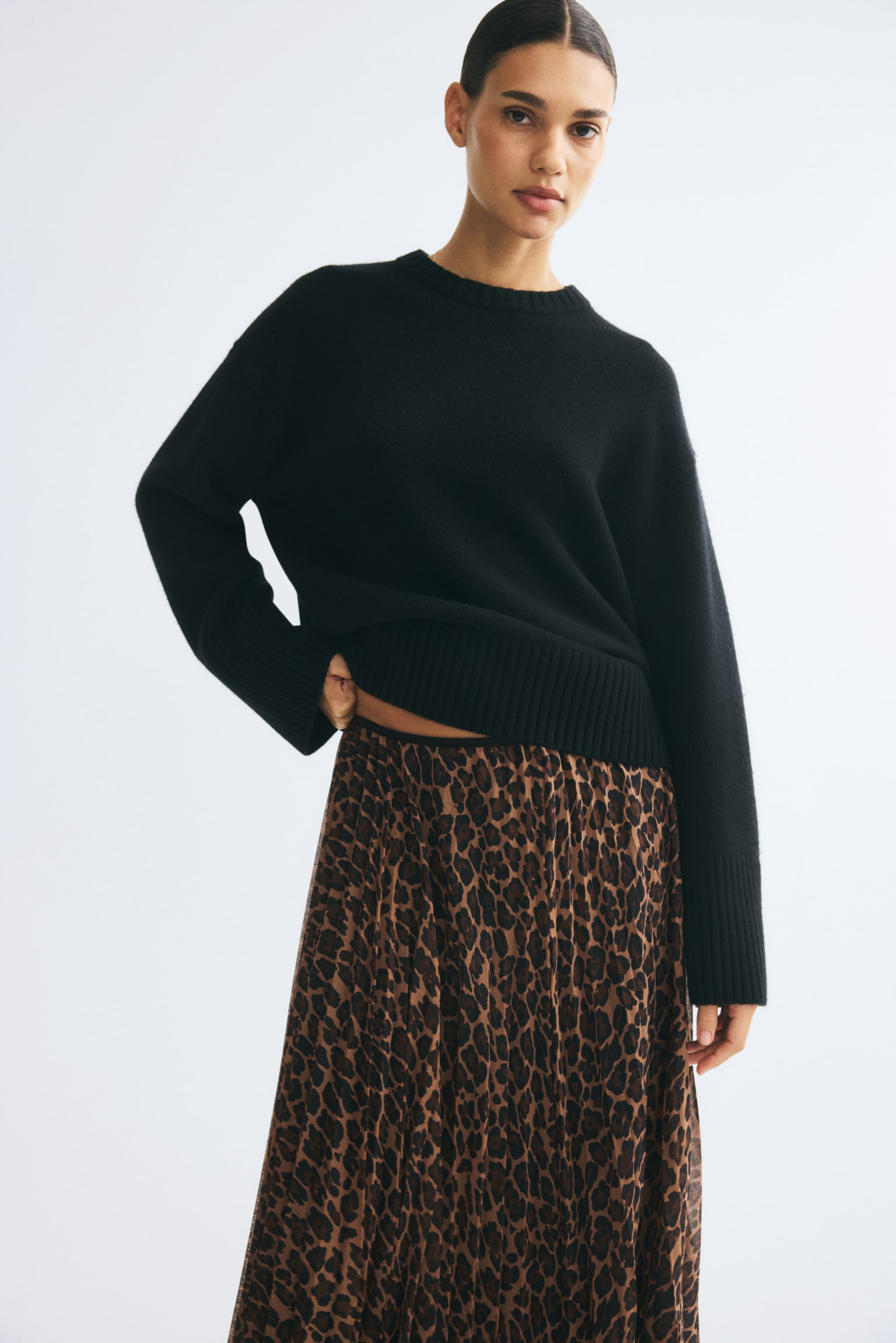 Женская юбка H&M Sheer Pleated, цвет: Бежевый / Леопардовый с принтом — фото 3