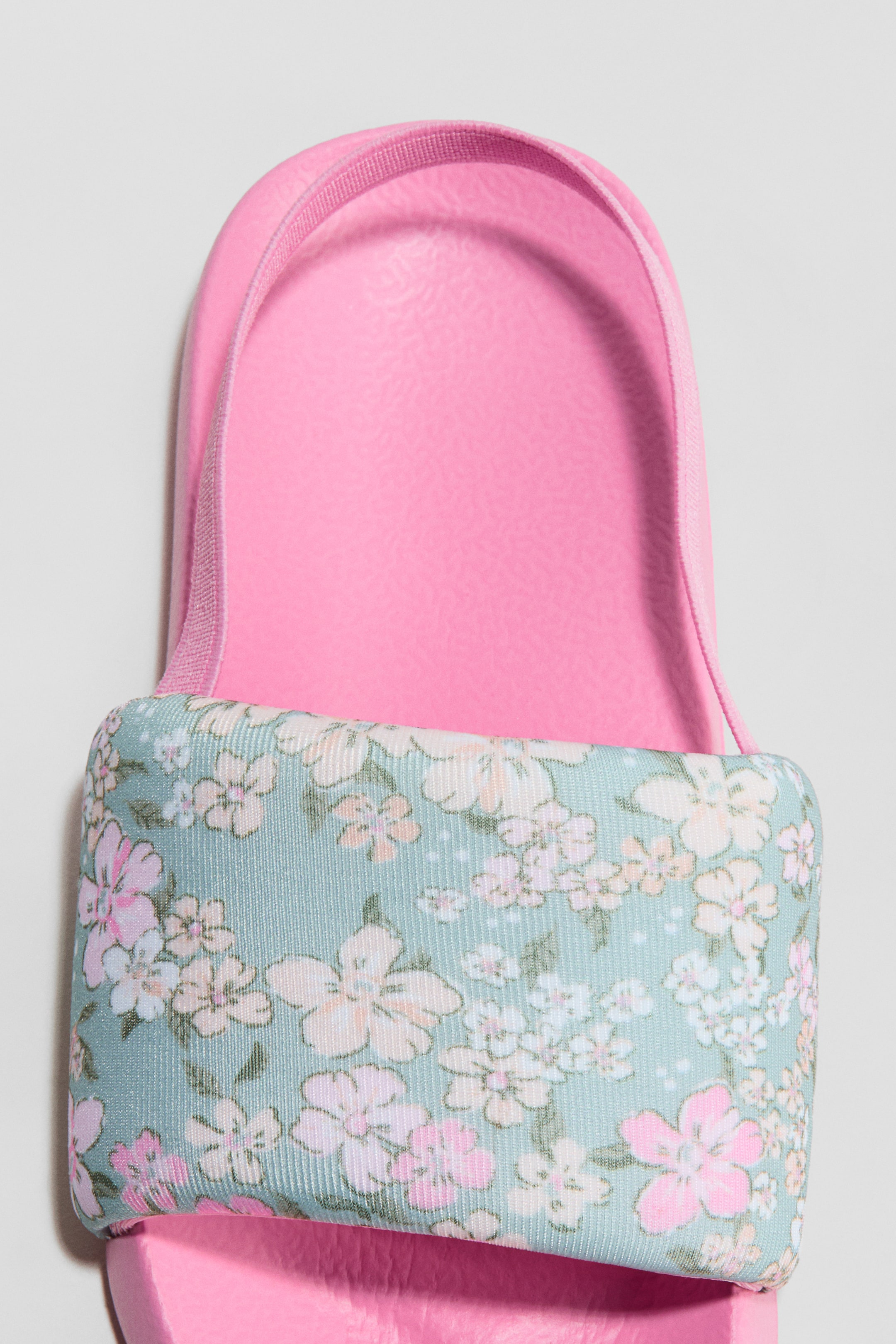 Grotere afbeelding bekijken: Badslippers - Dusty groen/bloemen - KINDEREN | H&M NL 3