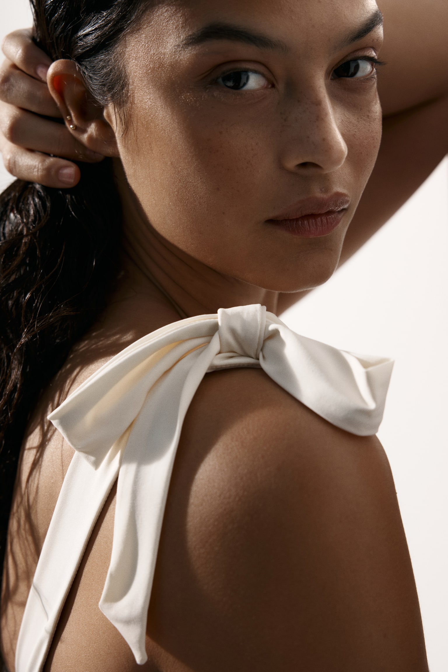 בגד ים עם קאפים מרופדים וכתפיות נקשרות - שחור/קרם - 4