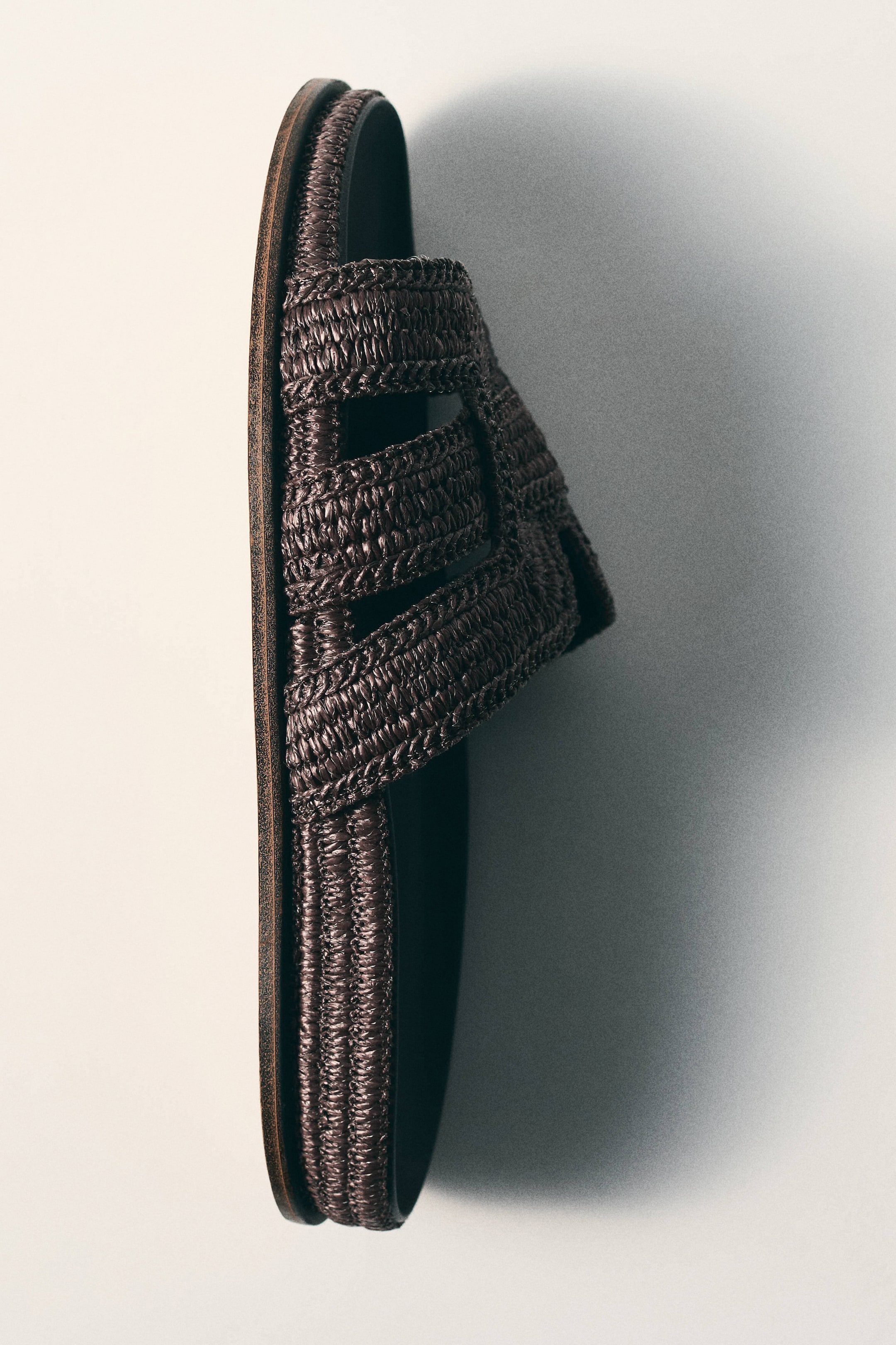 Grösseres Bild ansehen: Sandalen aus geflochtenem Stroh - Dunkelbraun - DAMEN | H&M CH 1