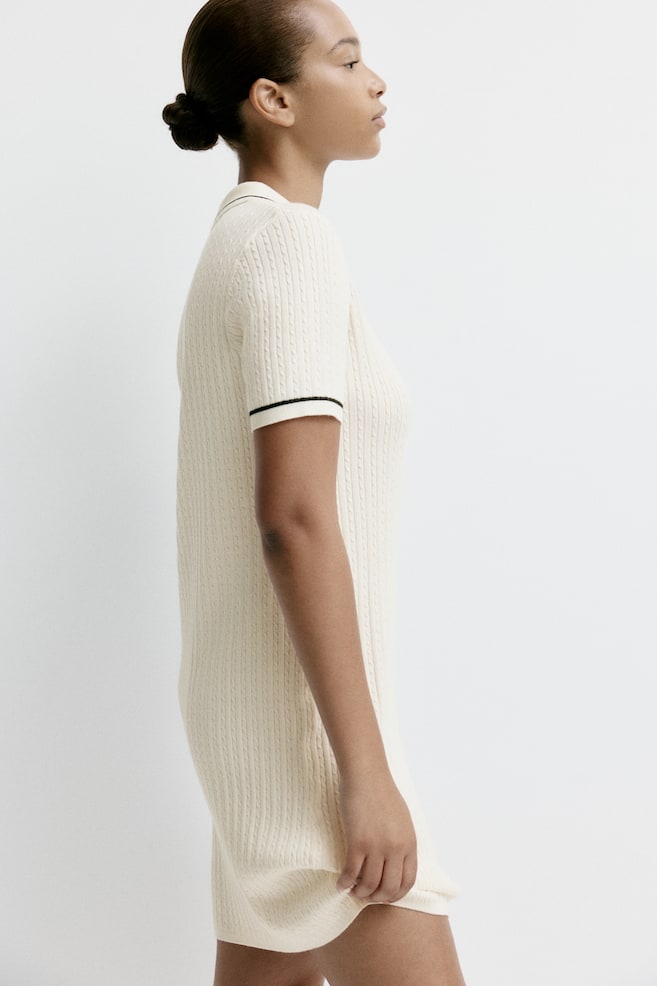 Abito a polo in maglia a trecce - Crema - 6