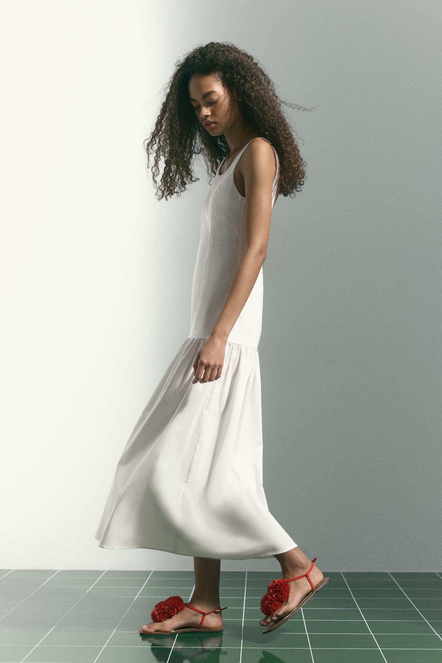Flared-skirt low-back dress-White - 3