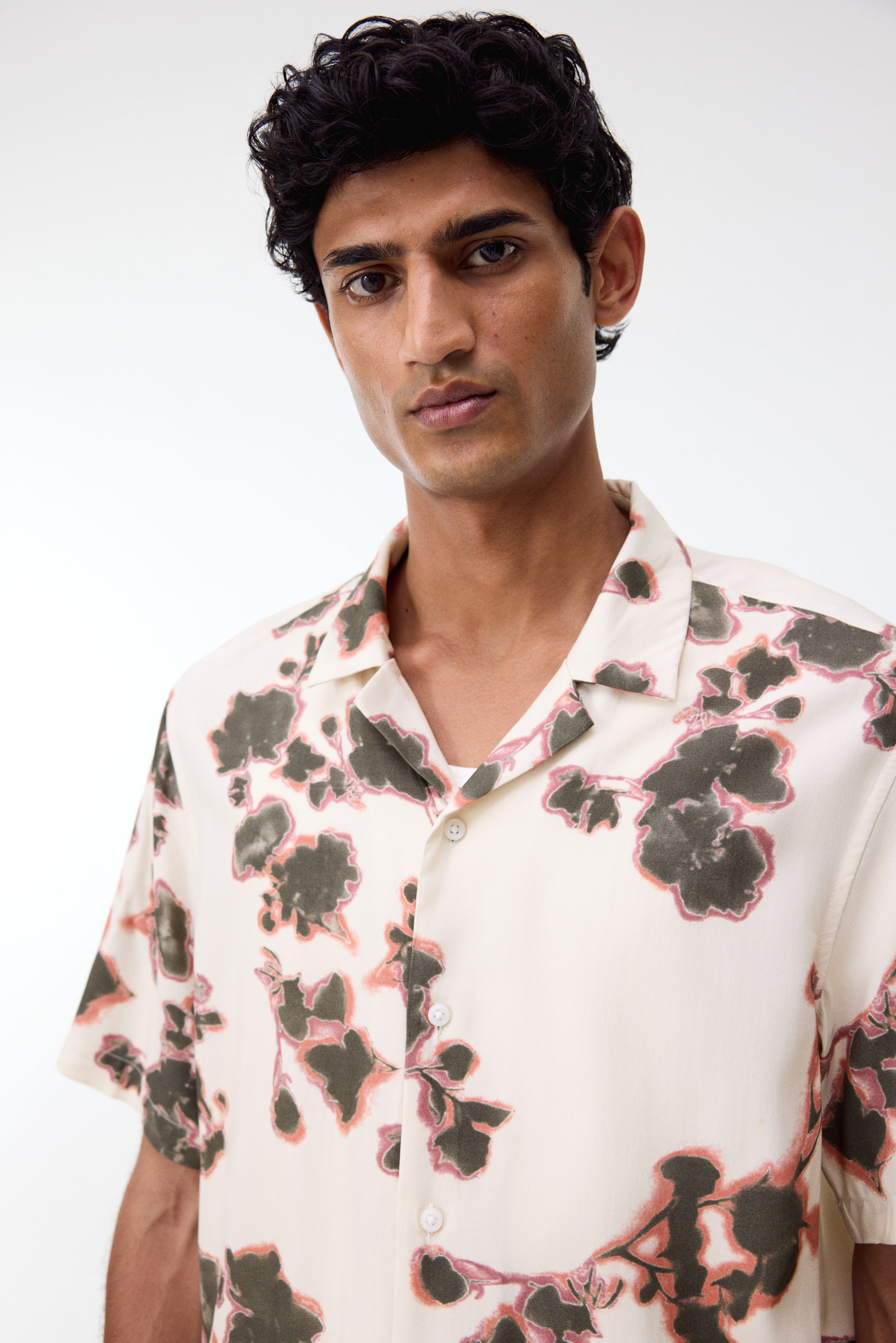 Xem ảnh lớn hơn: Áo sơ mi cổ hai ve có hoa văn Regular Fit - Màu be nhạt/Hoa - Men | H&M VN 2