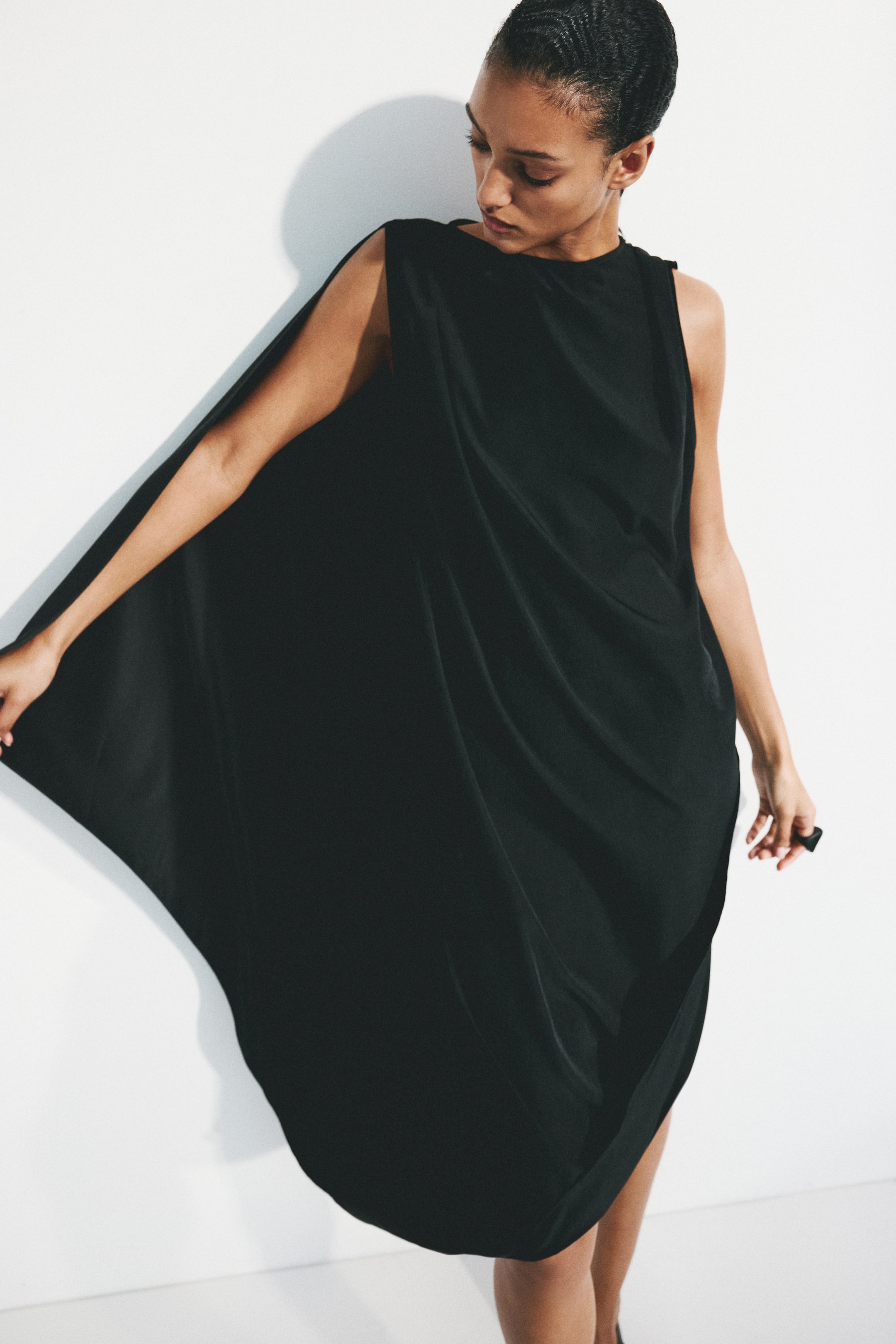 Grotere afbeelding bekijken: Gedrapeerde midi-jurk - Zwart - DAMES | H&M NL 1
