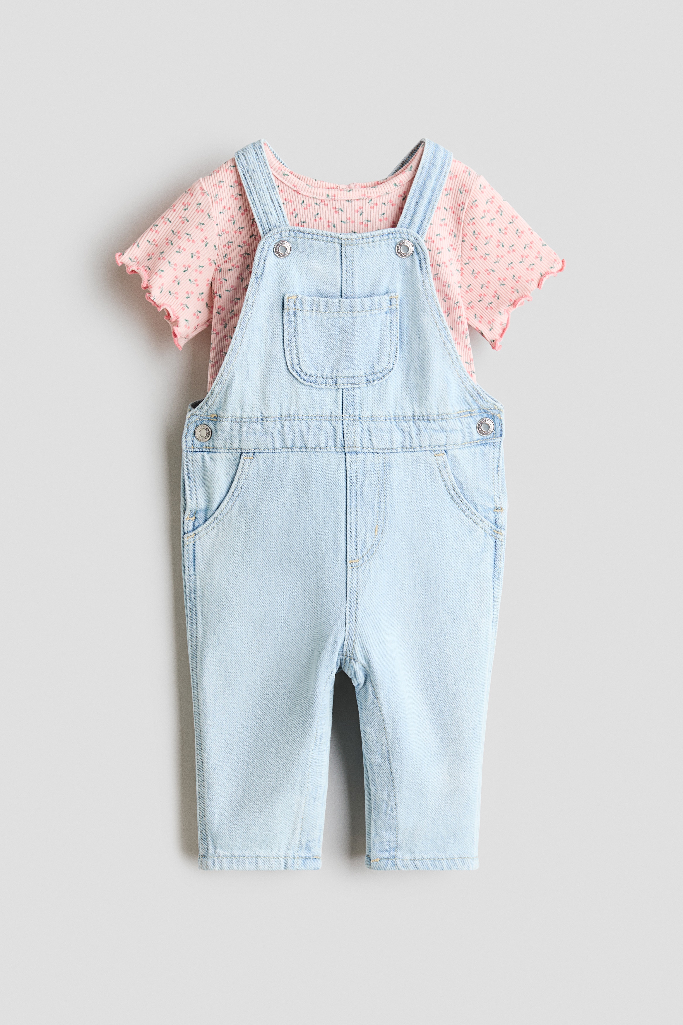 2-teiliges Set mit Latzhose und ShirtKategorie