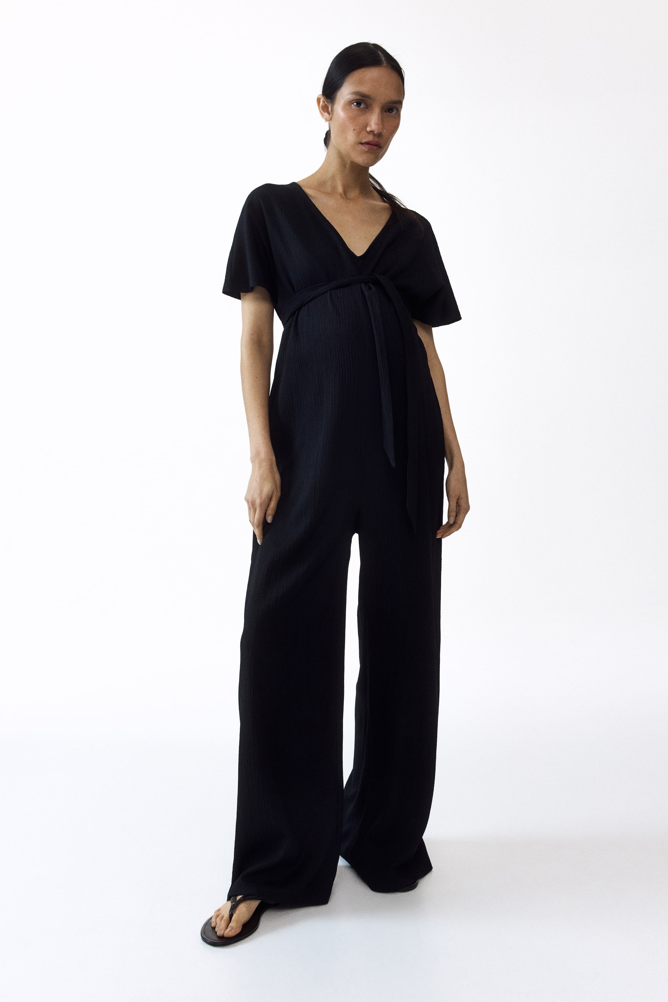Grösseres Bild ansehen: MAMA Short-sleeved tie-belt jumpsuit - Schwarz - DAMEN | H&M CH 1