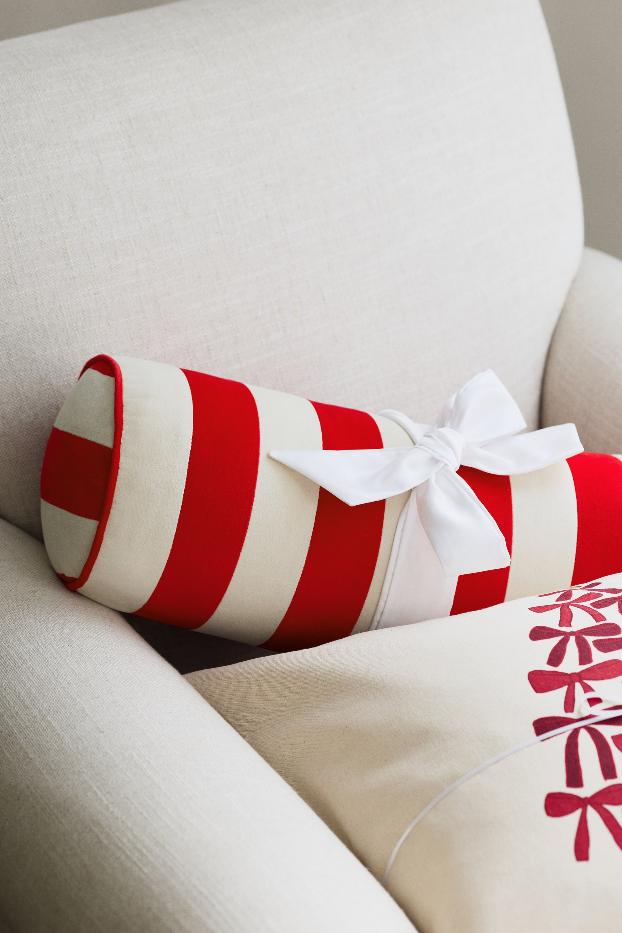 הצגת תמונה גדולה יותר: כרית גלילית בצורת סוכרייה - אדום/פסים - Home All | H&M IL 1