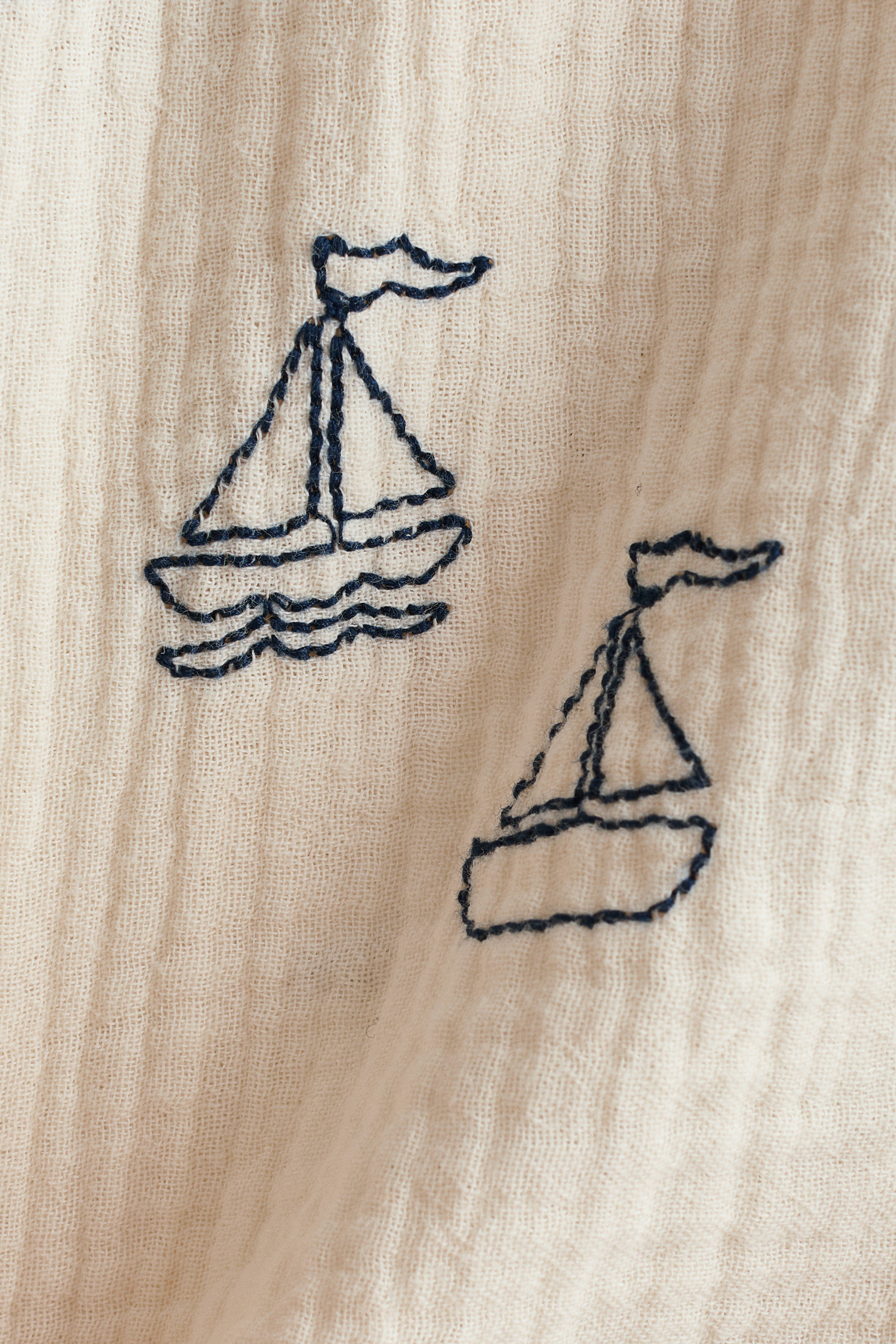 Chemise en coton avec motifs brodés