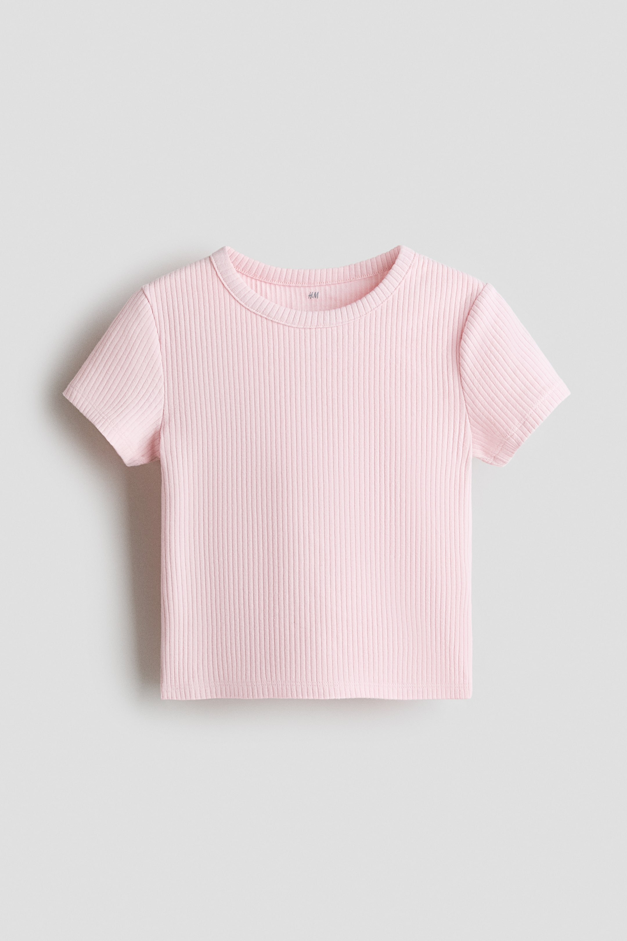 Xem ảnh lớn hơn: Áo hồng nhạt, làm từ vải cotton jersey có gân, có cổ tròn và tay ngắn, được trưng bày ở góc nhìn chính diện.