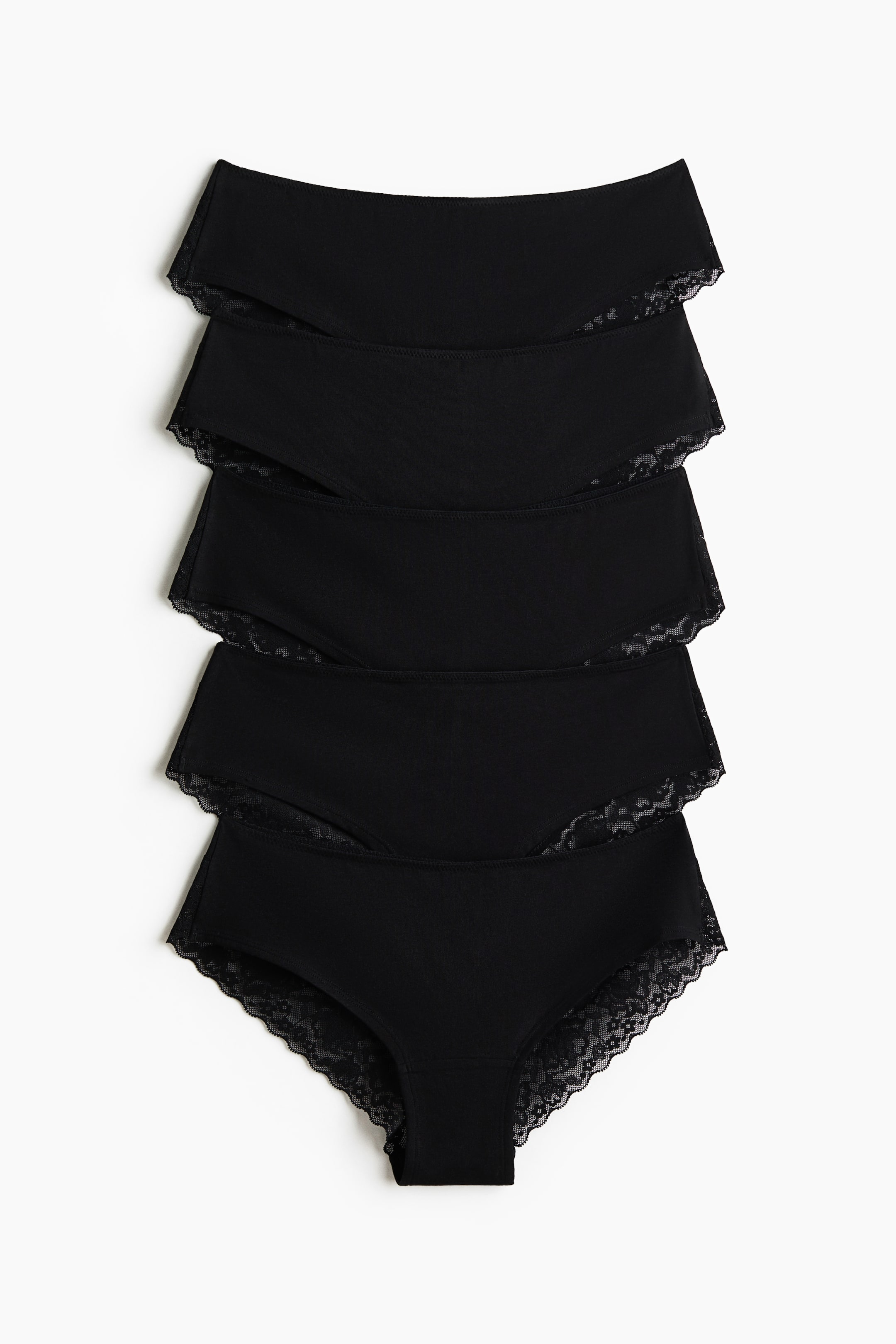 Größeres Bild ansehen: Fünf Paar schwarze Hipster-Slips sind gestapelt, mit Jersey-Stoff und Spitzenbesatz entlang der Beinausschnitte und Taillenbänder. Jeder Slip ist mit einer mittleren Taille, einem gefütterten Zwickel und einer reduzierten Abdeckung am Rücken gestaltet.