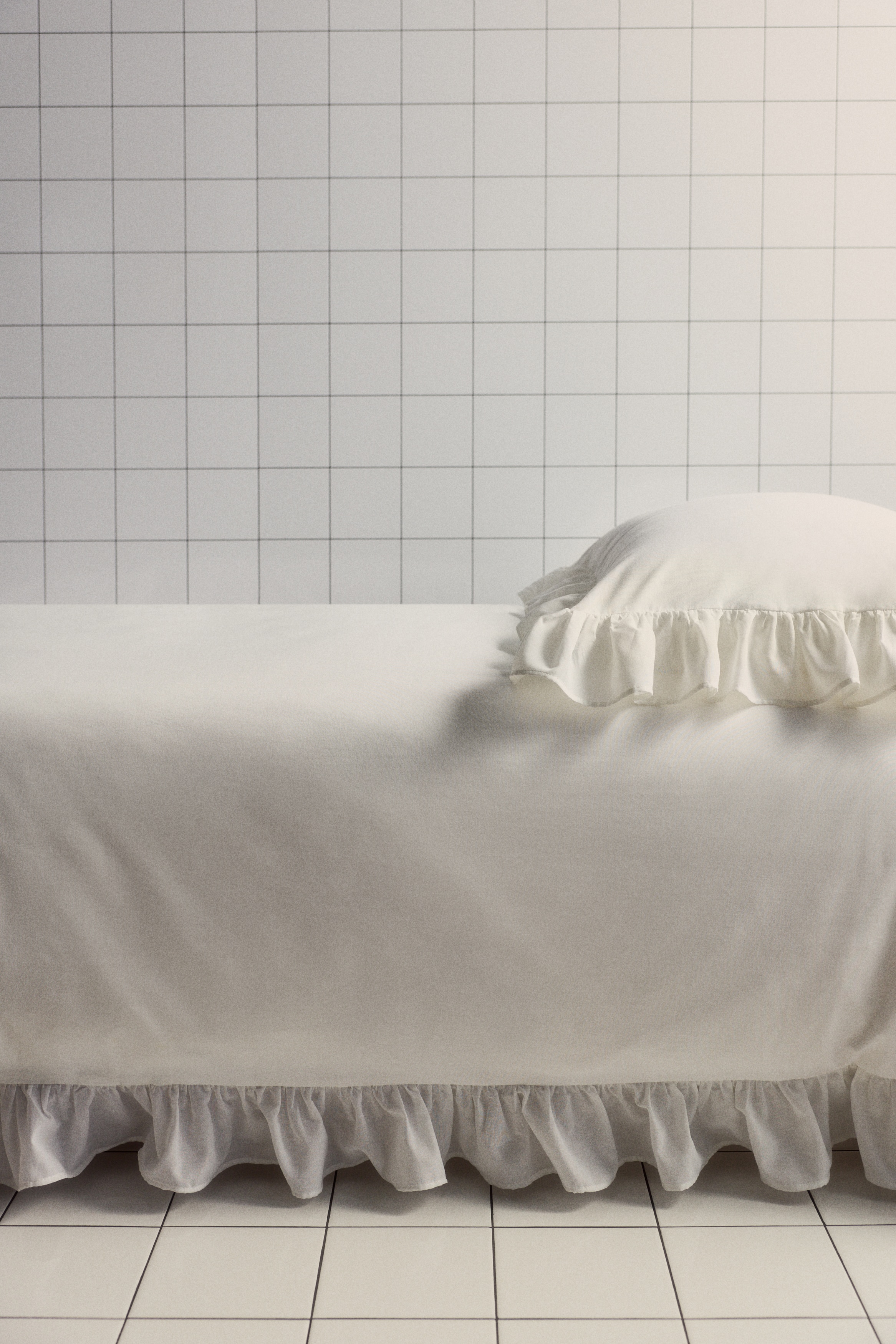 Enkelt sengesett med volang - Hvit/Lys tåkerosa/Tåkebrun