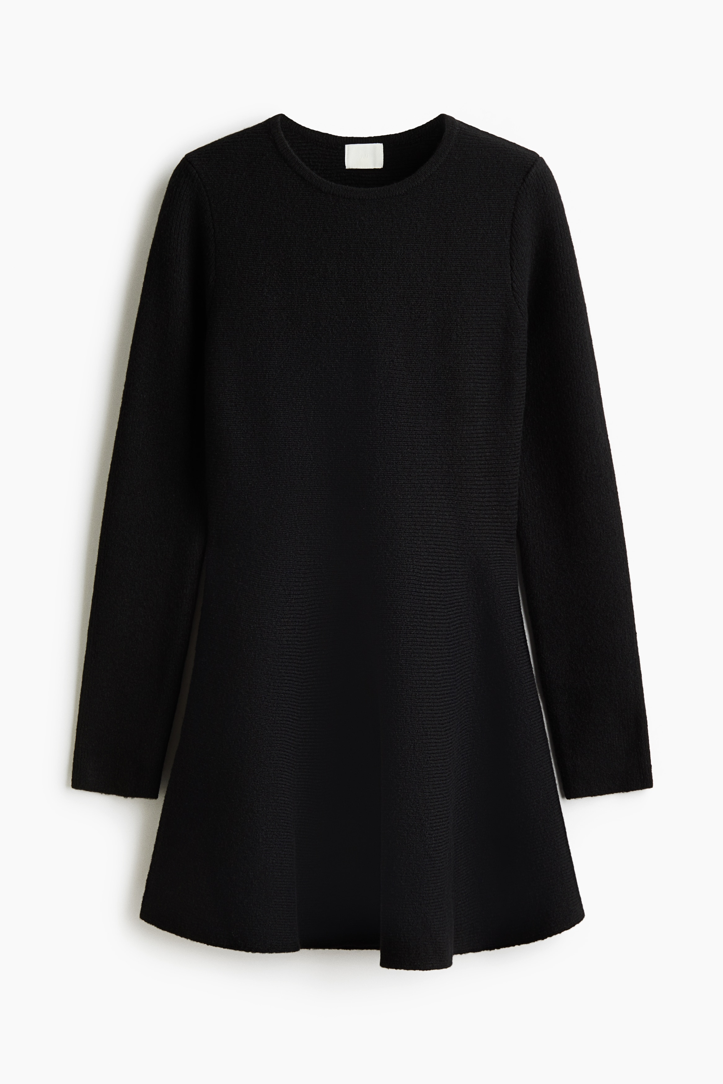Une courte robe noire en maille cÃ´telÃ©e, dotÃ©e dâun col rond, de manches longues, dâun buste ajustÃ© et dâune jupe Ã©vasÃ©e, est portÃ©e par le mannequin. La robe est associÃ©e Ã  des bottes noires structurÃ©es montantes jusquâaux genoux.