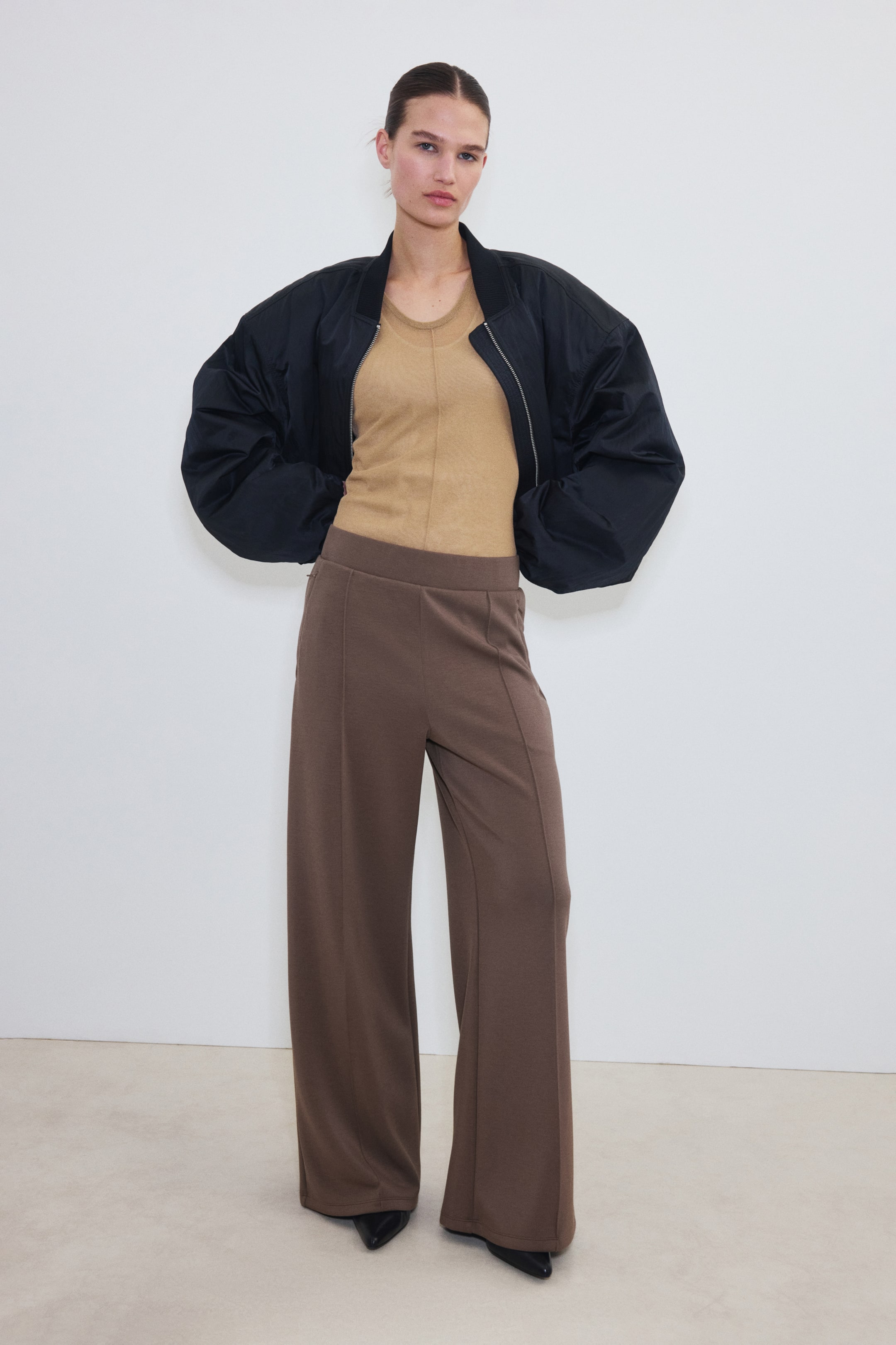 Переглянути збільшене зображення: Широкі штани Cooling Relaxed Fit - Світло-коричневий - Ladies | H&M UA 1