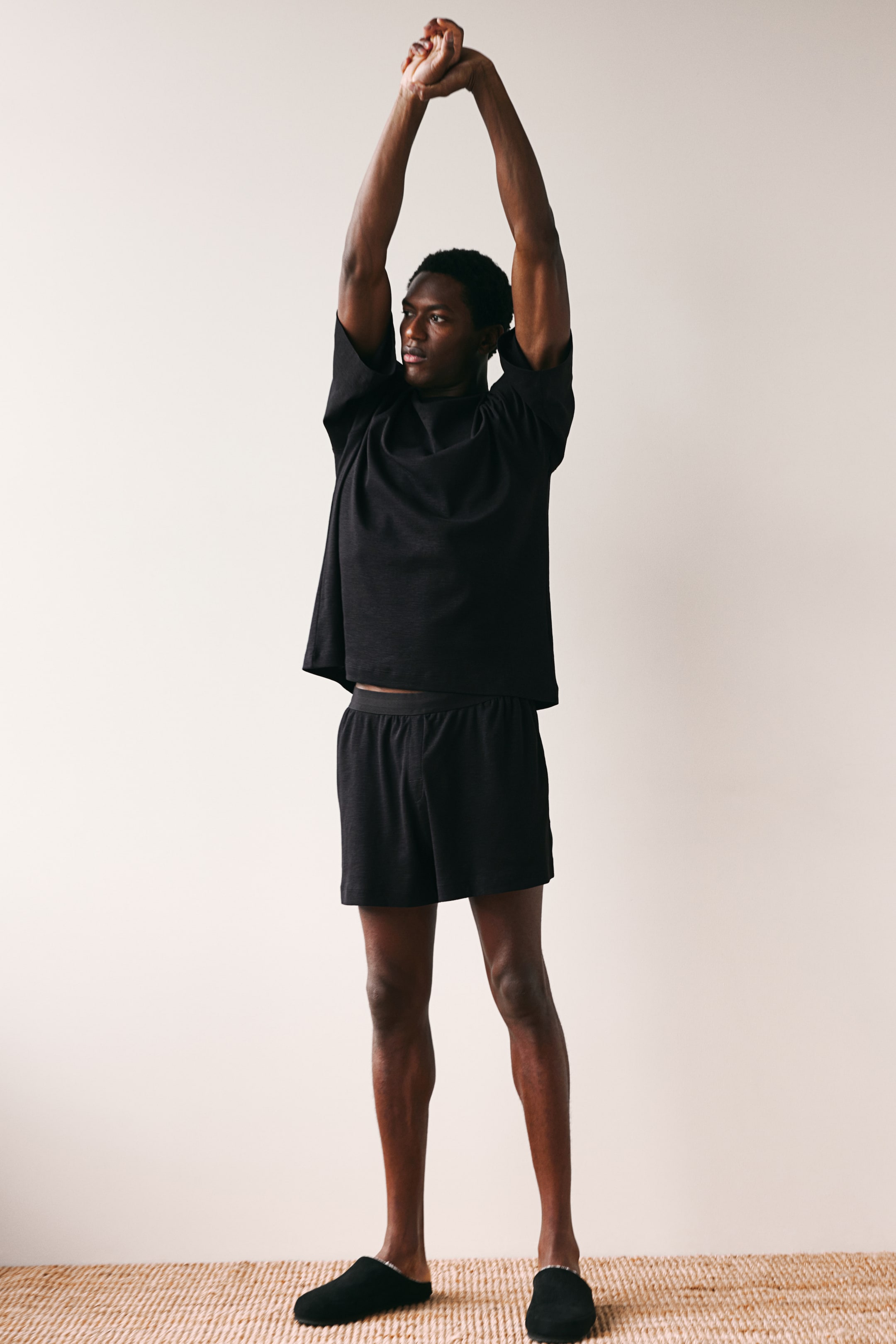 Pyjama T-shirt and shorts - Black - Men | H&M GB 2