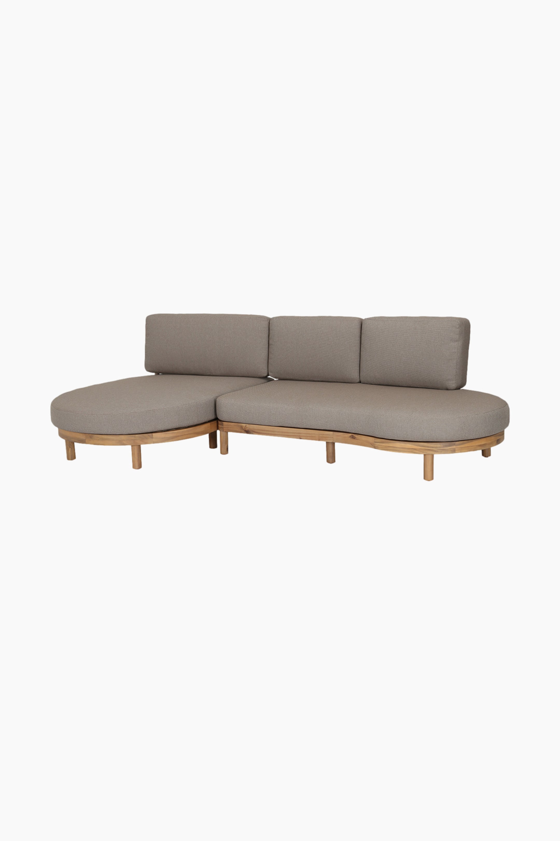 Größeres Bild ansehen: Ein L-förmiges Ecksofa ist aus einem vorderen rechten Winkel zu sehen. Es verfügt über eine abgerundete Chaiselongue auf der linken Seite und einen geraden Abschnitt auf der rechten Seite, beide bezogen mit strukturiertem grauem Stoff. Das Sofa wird von einem geschwungenen Rahmen aus hellem Holz mit mehreren kurzen, runden Holzbeinen gestützt.