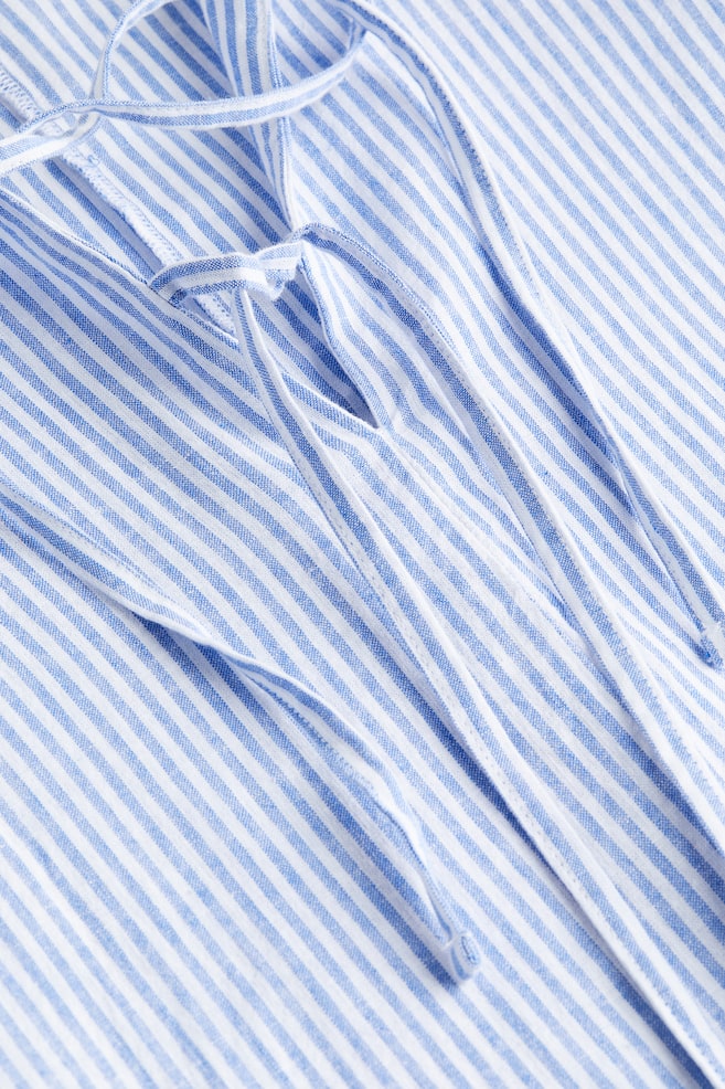 Robe en lin mélangé avec détail à nouer - Bleu/rayé/Vert kaki foncé/Noir/motif/Rouge - 3