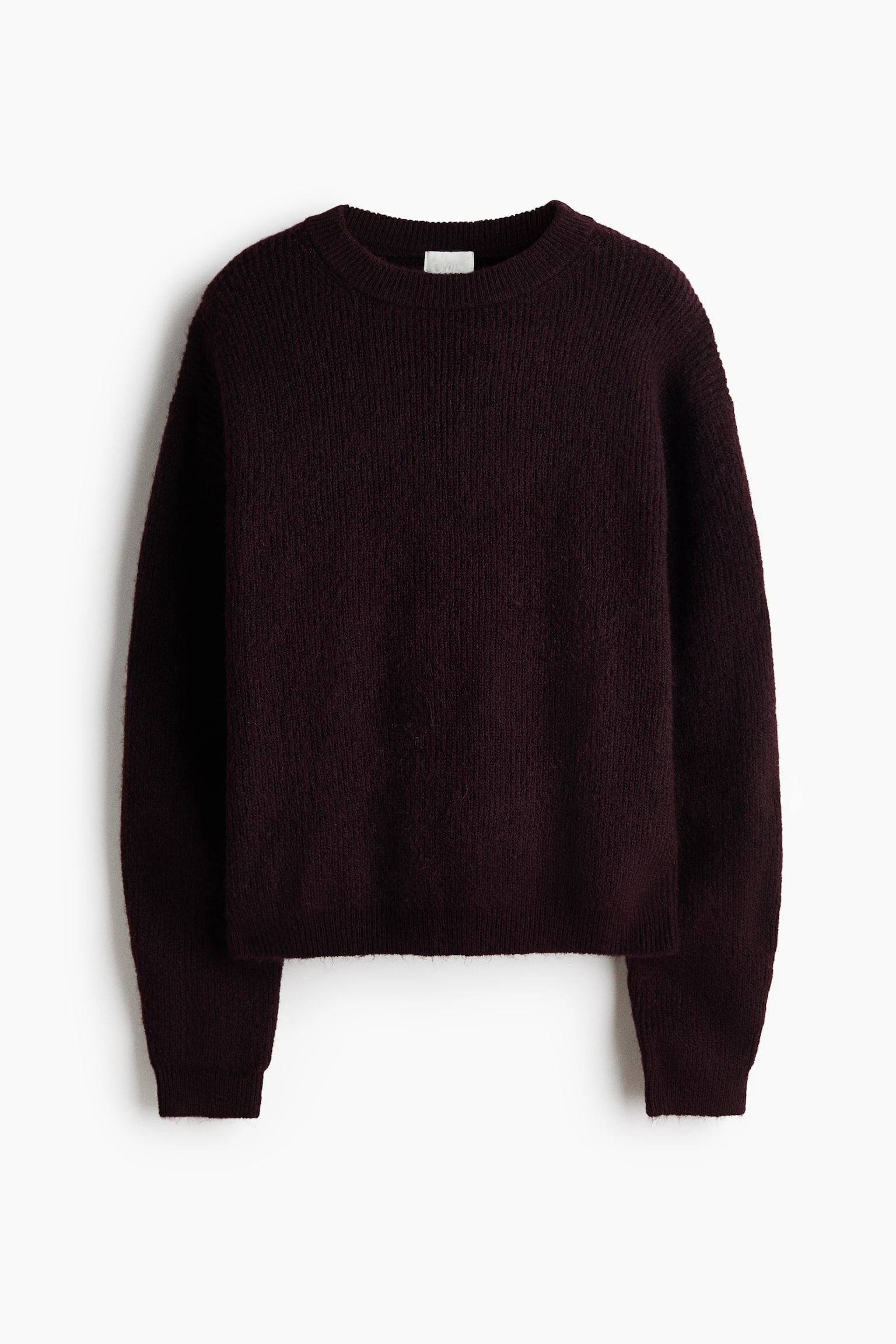 Un maglione bordeaux con scollo tondo è esposto frontalmente, caratterizzato da una texture lavorata a maglia soffice, polsini a coste e un orlo a coste. - 1