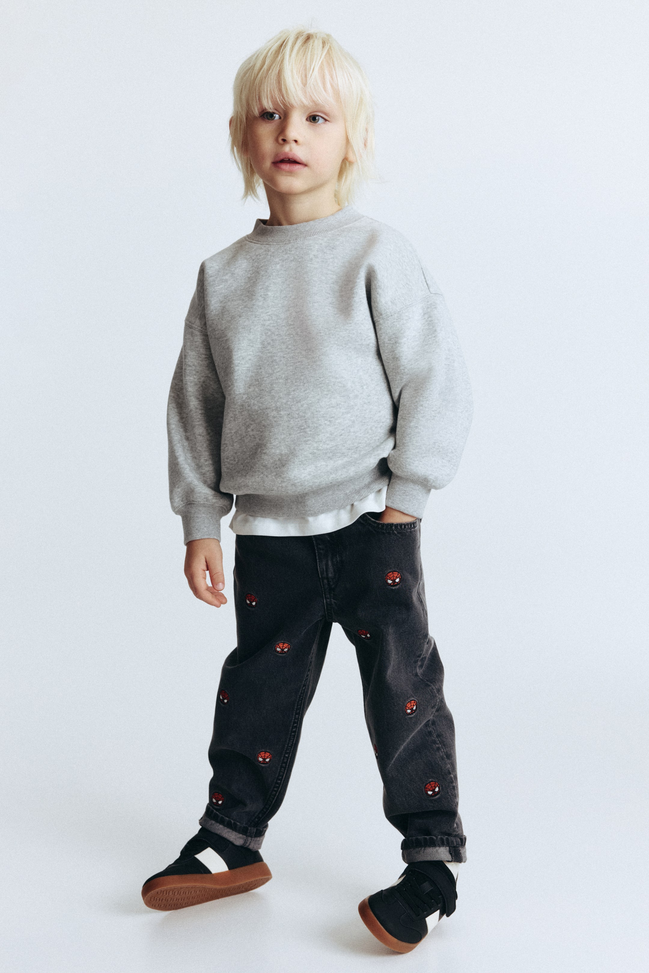 拡大画像を表示: レギュラーフィット プリントデニム - デニムブラック/スパイダーマン - Kids | H&M JP 1