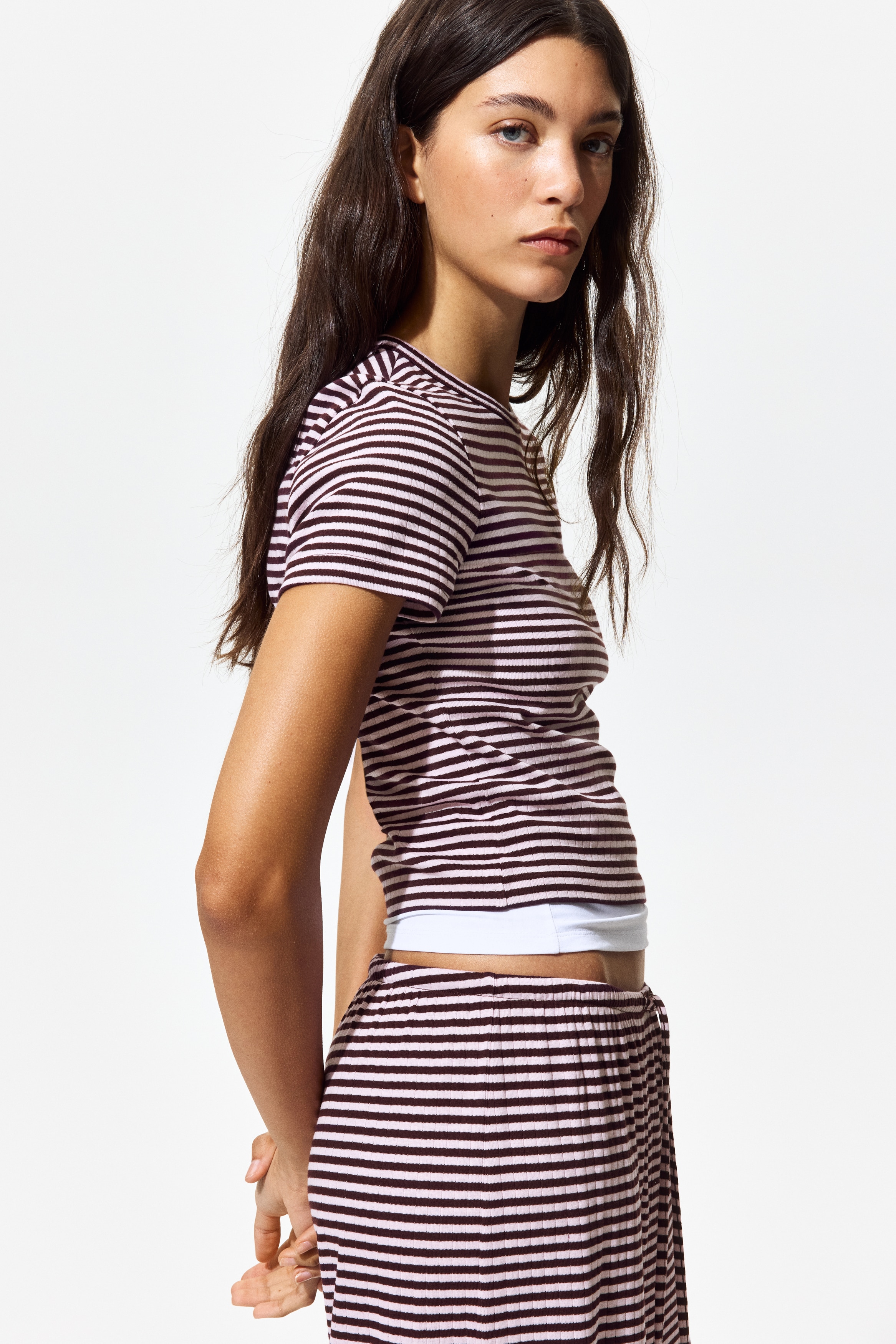 Geripptes T-Shirt - Dunkles Pflaumenlila/Gestreift/Weiss/Dunkelbraun gestreift/Marineblau/Gestreift