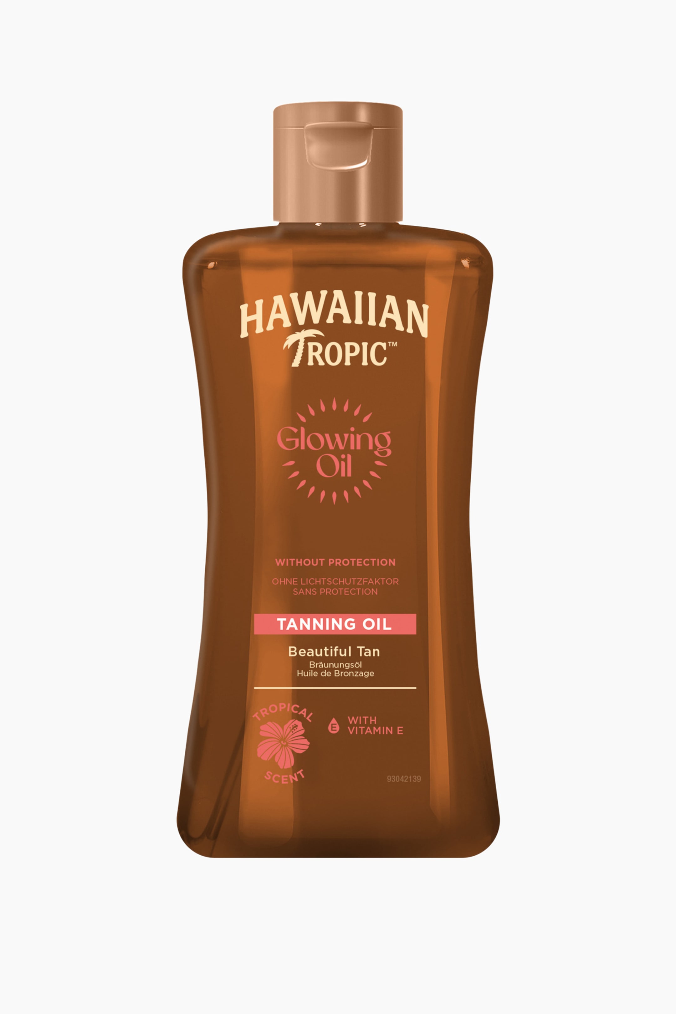 Größeres Bild ansehen: Eine braune, durchscheinende, konturierte Plastikflasche Hawaiian Tropic Glowing Oil Bräunungsöl steht aufrecht und nach vorne gerichtet. Sie verfügt über einen goldfarbenen Klappverschluss und zeigt ein Etikett mit Produktdetails, darunter "Glowing Oil", "Ohne Schutz" und "Tropischer Duft mit Vitamin E".