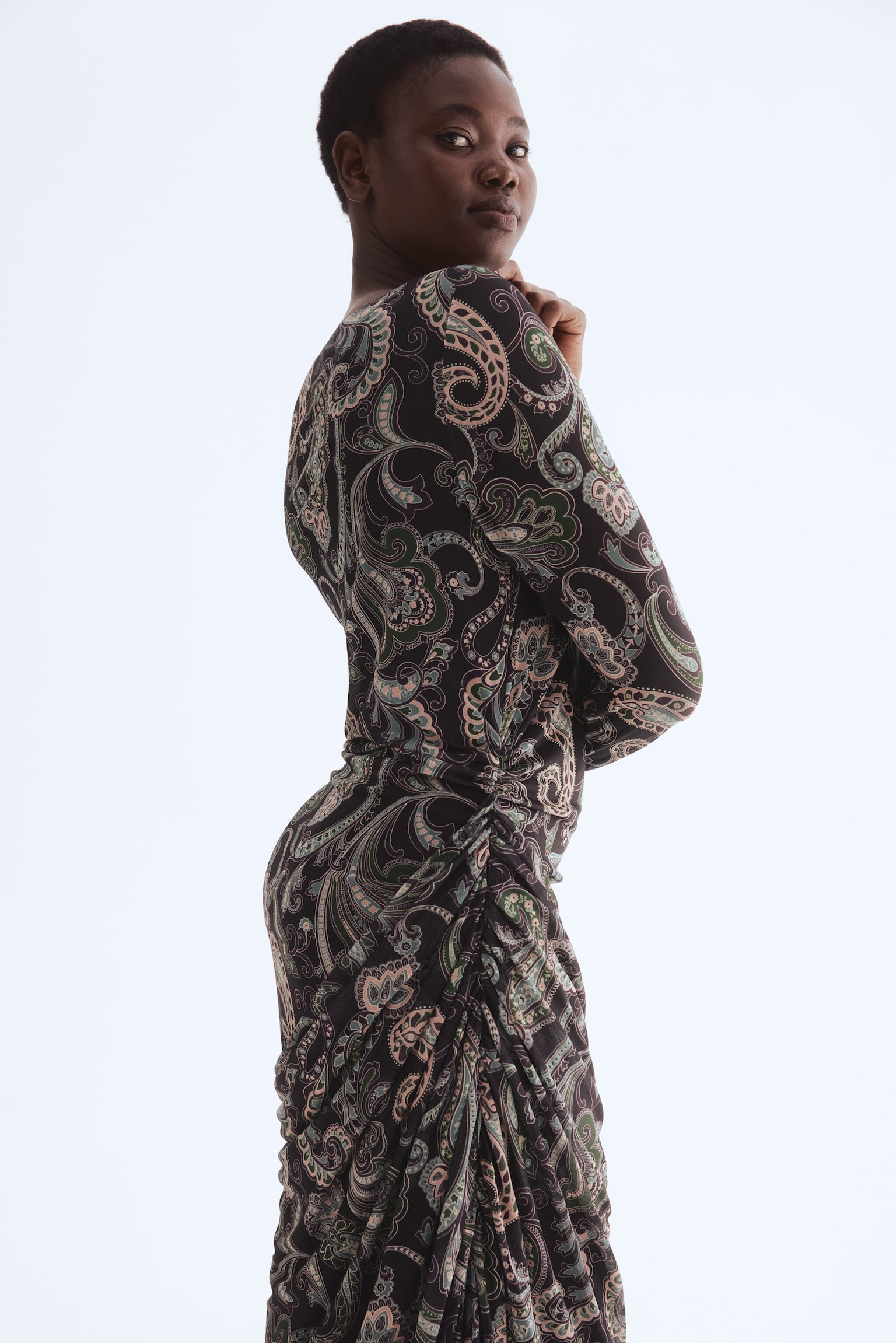 Lágy esésű neccruha - Sötétbarna/törökmintás - 6