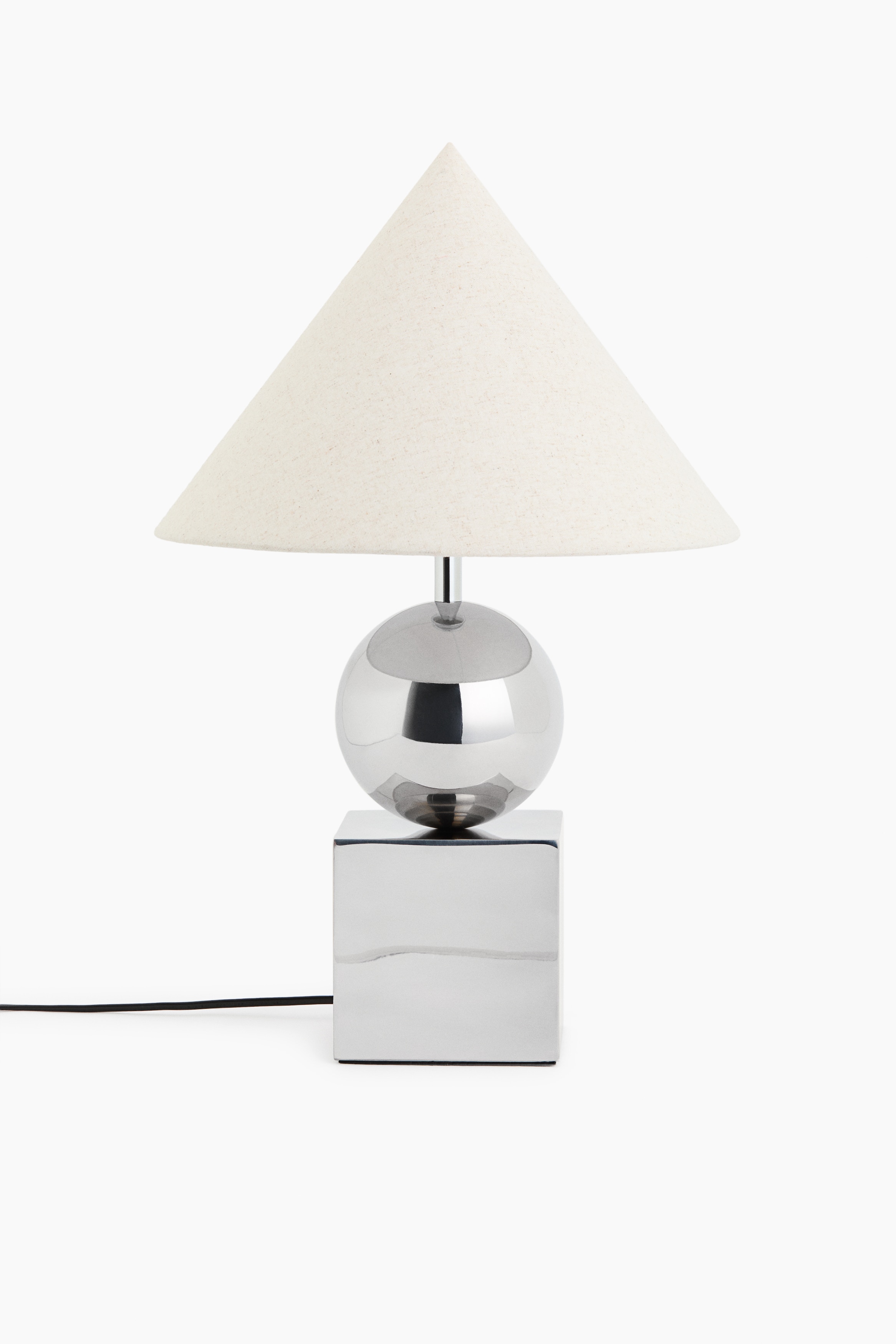 Geometric metal table lampModel