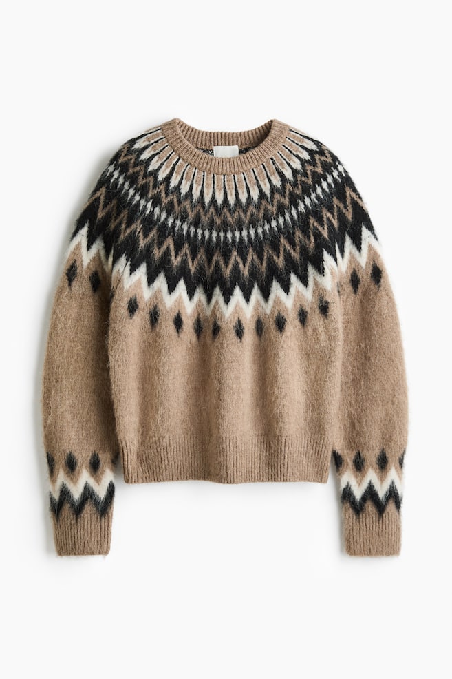 AceastÄ vedere frontalÄ prezintÄ un pulover tricotat maro deschis, cu un model geometric Fair Isle în negru, alb Èi maro în jurul jugului Èi manÈetelor. Puloverul cu mâneci lungi evidenÈiazÄ un tricot moale, texturat, cu un guler rotund ribat, manÈete ribate Èi tiv ribat. - 1
