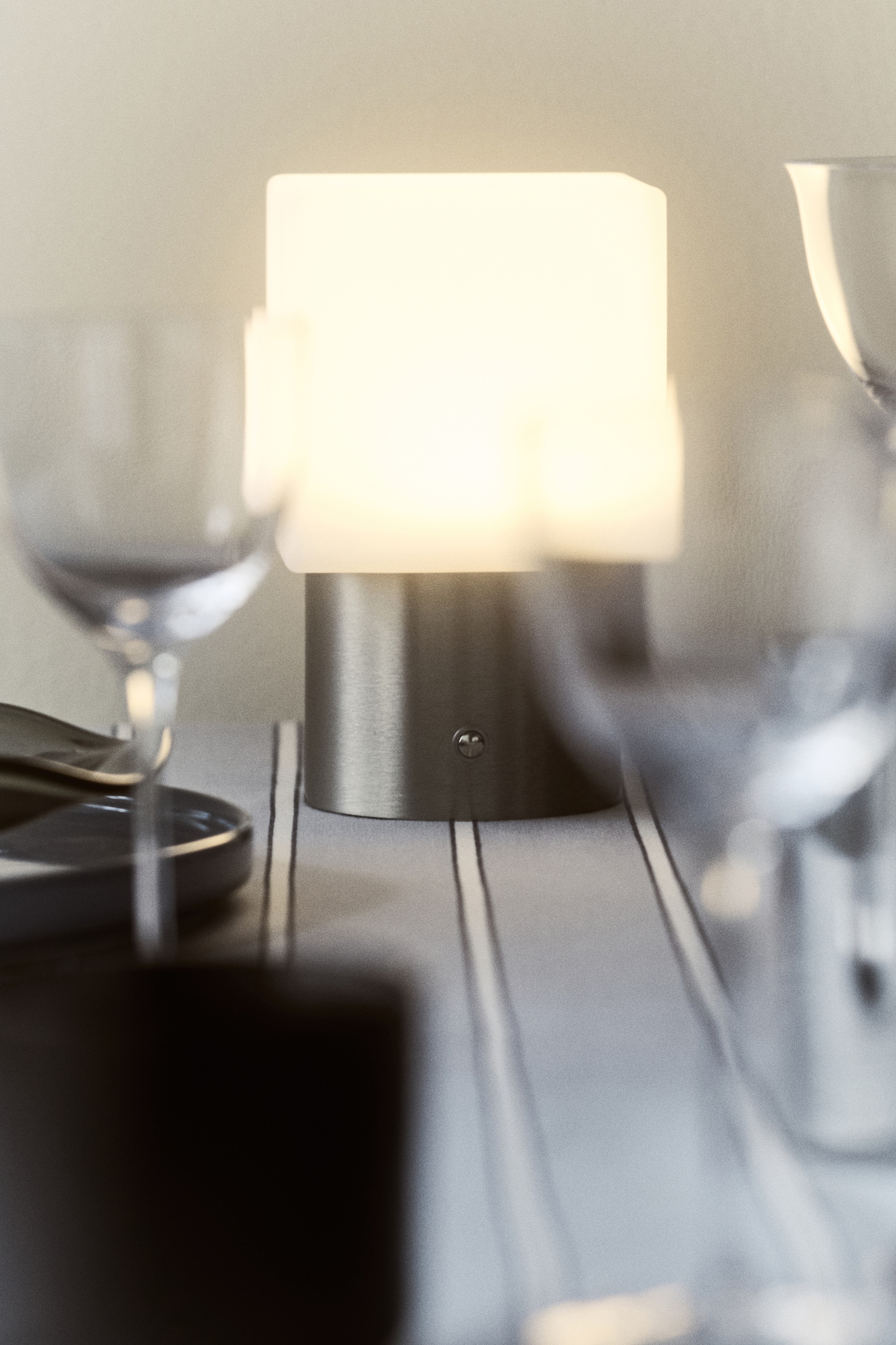 Rechargeable table lamp - White/Silver-coloured/White/Burgundy