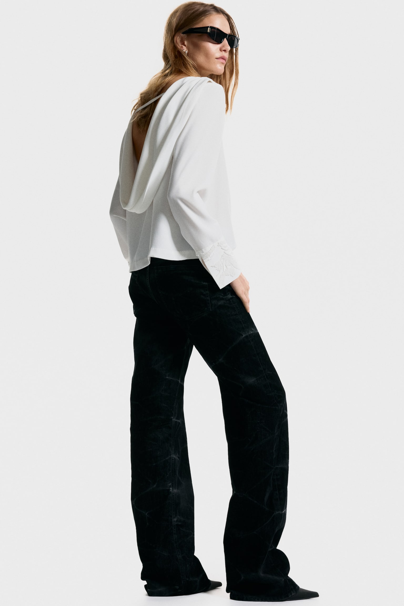 Bloes met versiering en watervaldecolleté - White/Zwart - 5