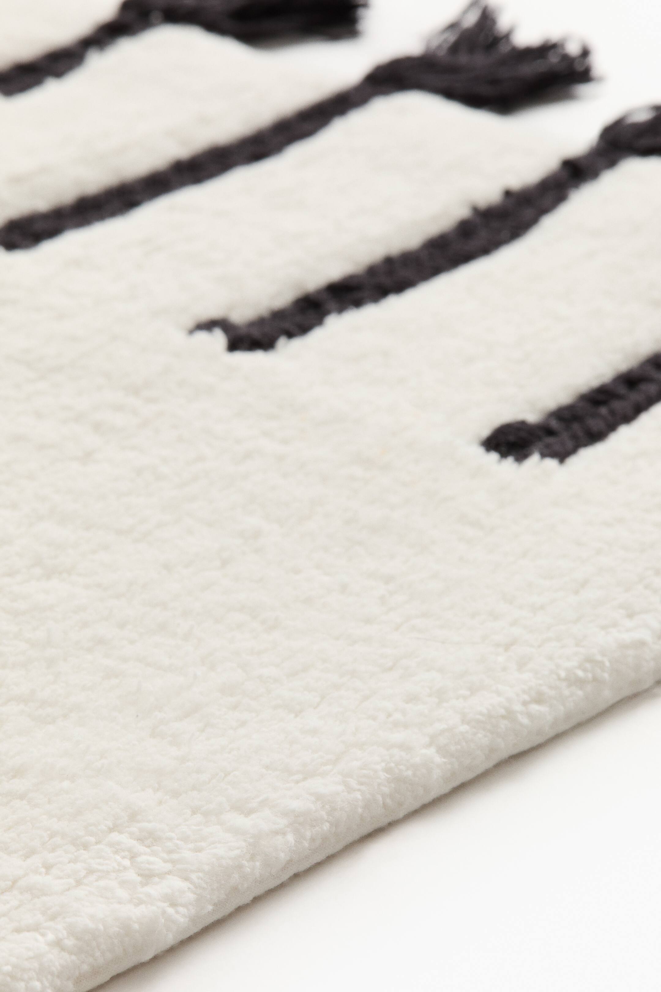 拡大画像を表示: タフテッドバスマット タッセルデザイン - ホワイト／ブラック | H&M JP 2