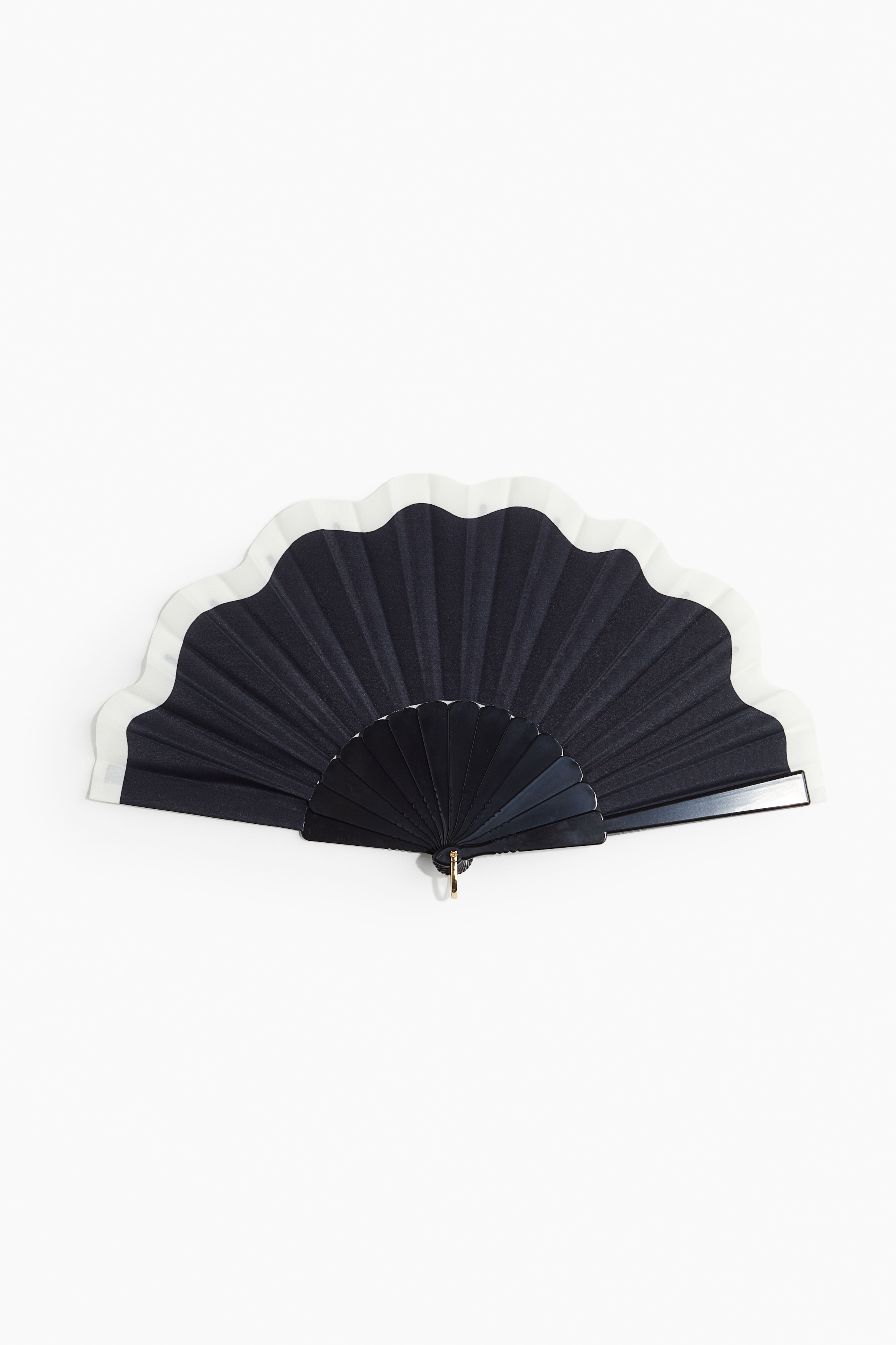 Scalloped edge Fan