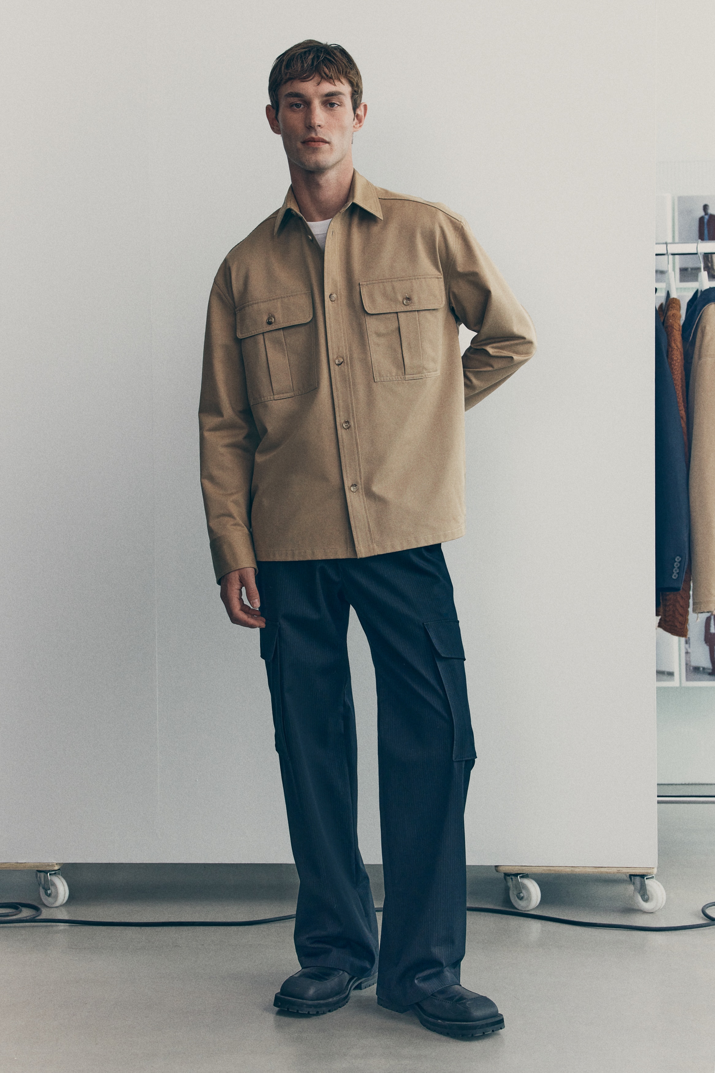 コットンツイルユーティリティオーバーシャツ - ベージュ - Men | H&M JP