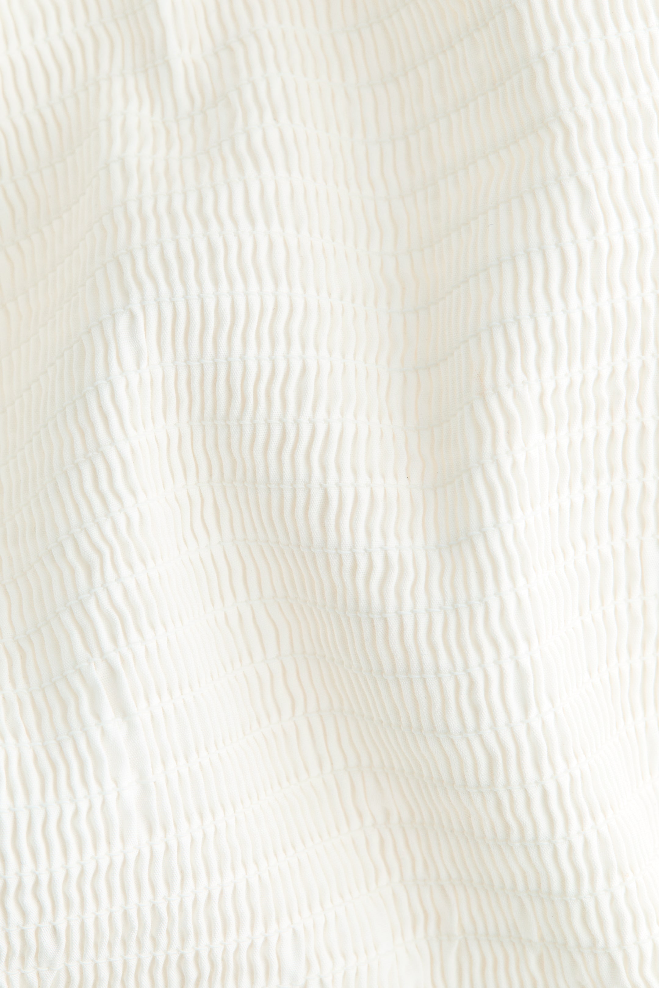 Robe épaules nues smockée