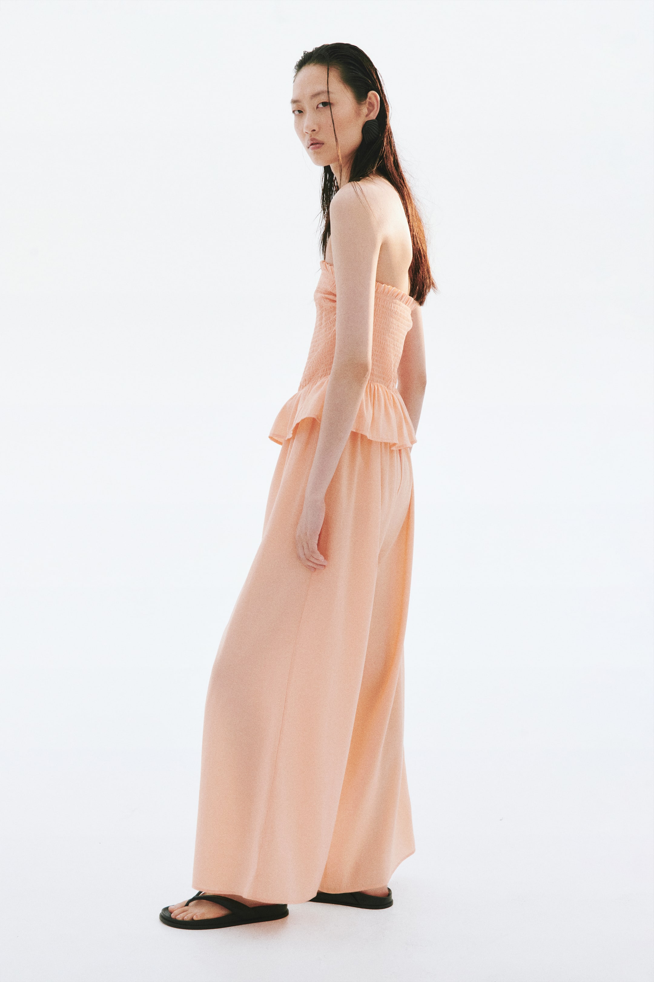 Женские комбинезоны H&M Smocked Bandeau Jumpsuit — фото 5