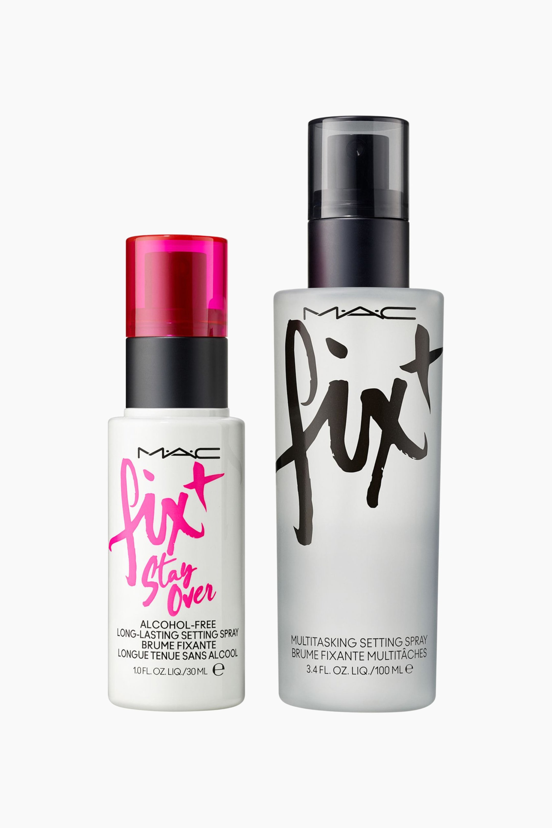 Visa större bild: Två flaskor MAC setting spray står sida vid sida och visar upp en produktduo i två storlekar. Den mindre flaskan till vänster har en vit kropp med rosa text och ett halvtransparent rosa lock, medan den större flaskan till höger har en frostad kropp med svart text och ett mörkt halvtransparent lock.