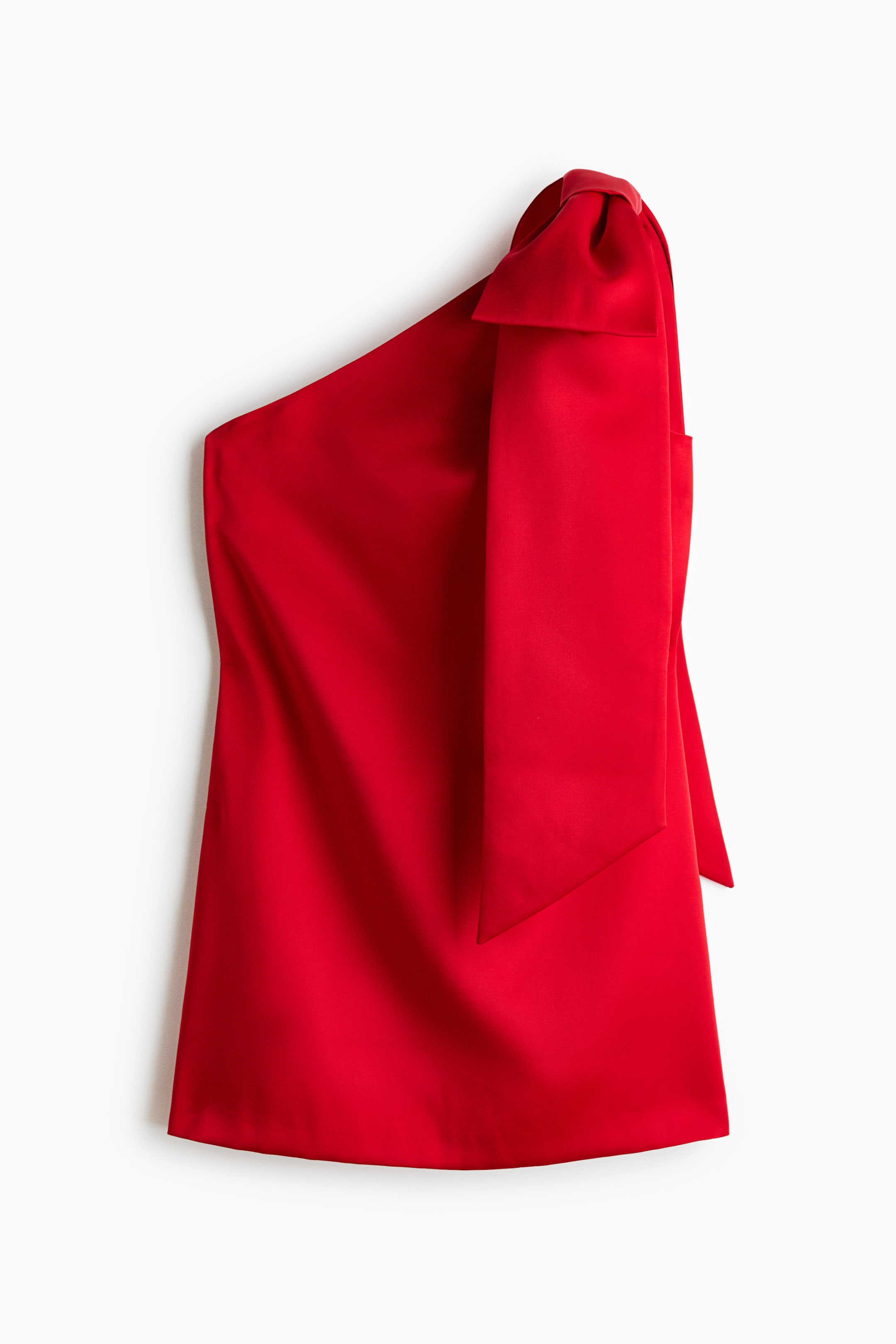 Grösseres Bild ansehen: Ein kurzes, leuchtend rotes Satinkleid ist von vorne zu sehen und zeichnet sich durch ein asymmetrisches One-Shoulder-Design aus. Eine grosse, dekorative Schleife ist oben am einzelnen Schulterträger platziert, wobei ihre langen, breiten Stoffbahnen vorne herabfallen.