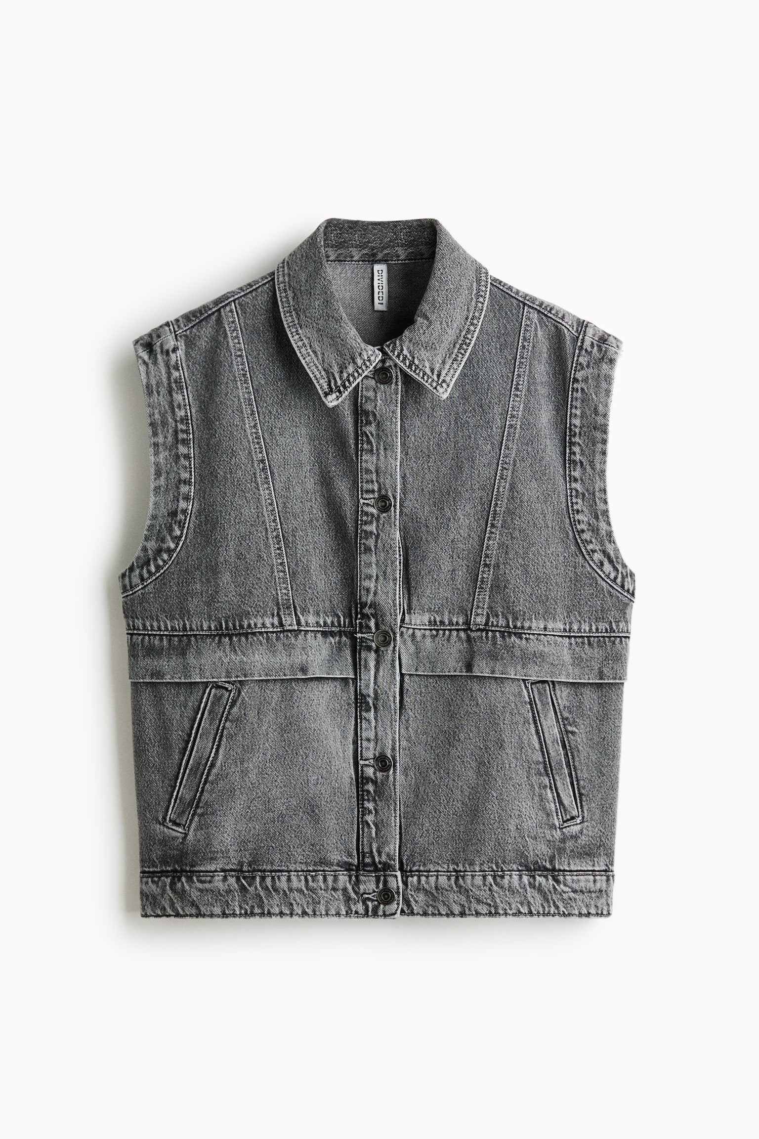 Un gilet en denim noir délavé avec un col en pointe, une fermeture complète à boutons sur le devant avec des boutons sombres et des emmanchures sans manches. Il présente également des coutures verticales proéminentes, un panneau horizontal sur la poitrine et deux poches passepoilées diagonales sur le bas du devant. - 1