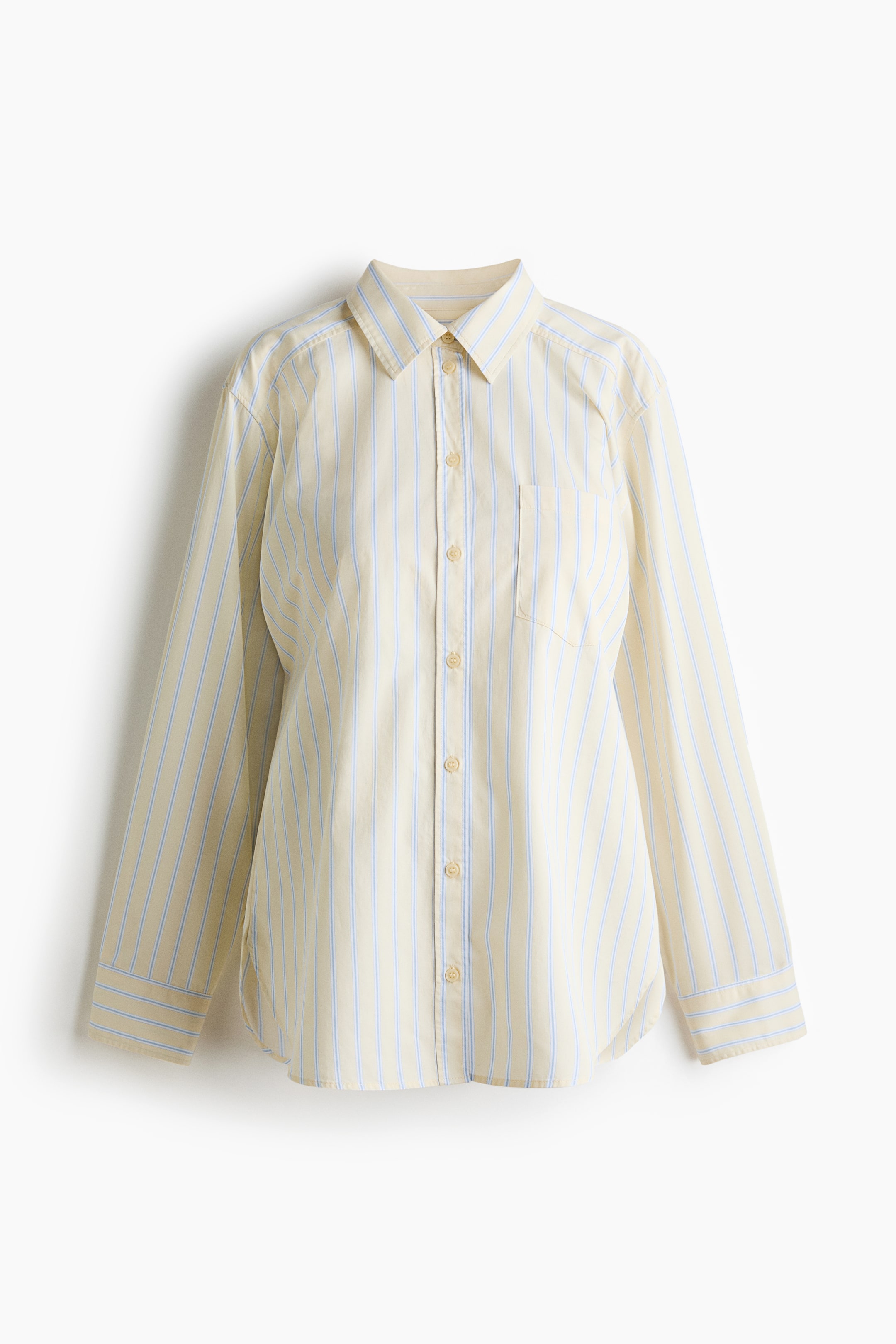 Visualizza immagine più grande: Camicia a maniche lunghe con abbottonatura frontale, vista frontale, caratterizzata da una base crema con sottili righe verticali blu. È realizzata con colletto a punta, chiusura frontale completa con bottoni di colore chiaro, una tasca applicata sul petto sinistro e maniche con polsini, e termina con un orlo stondato.