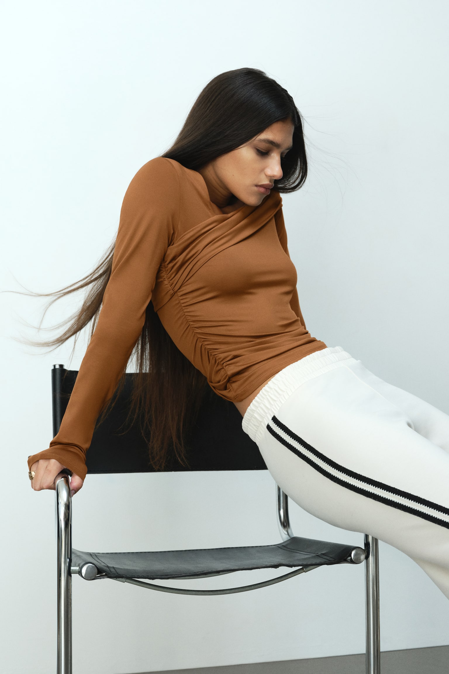 חולצת כתף אחת עם אפקט נשפך - חום/שחור/אדום שזיף - 5