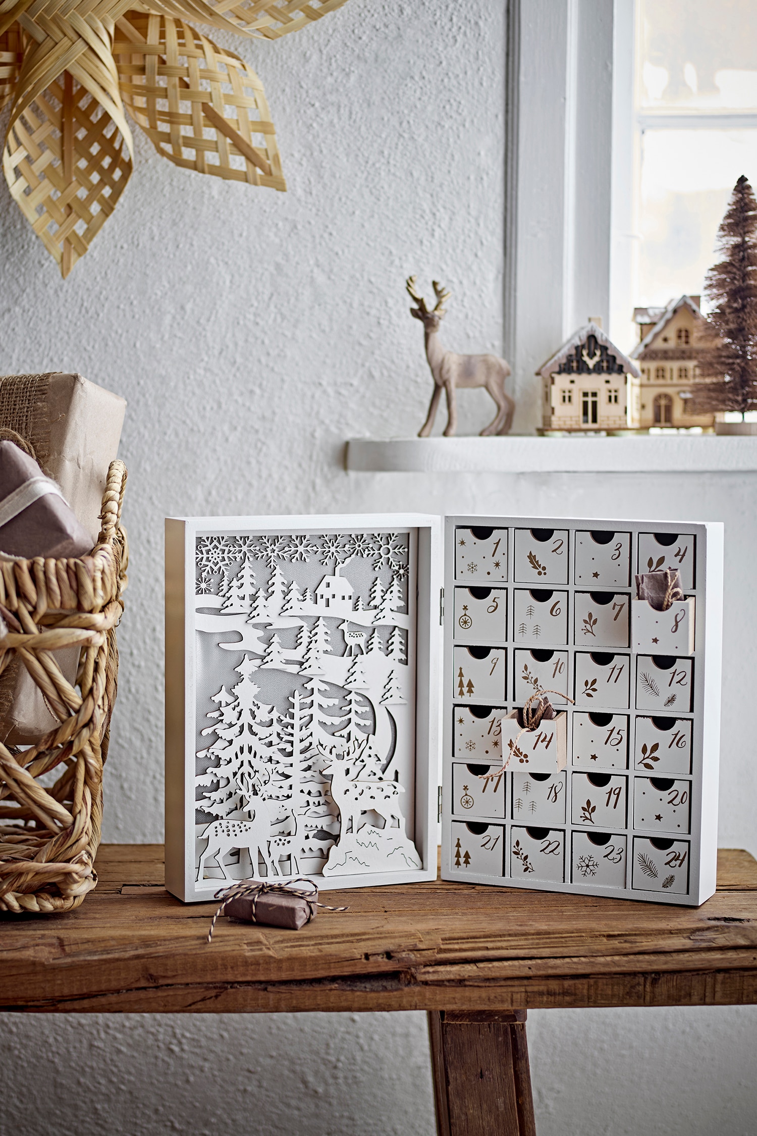 White Elimar Calendar With Light  - H&M