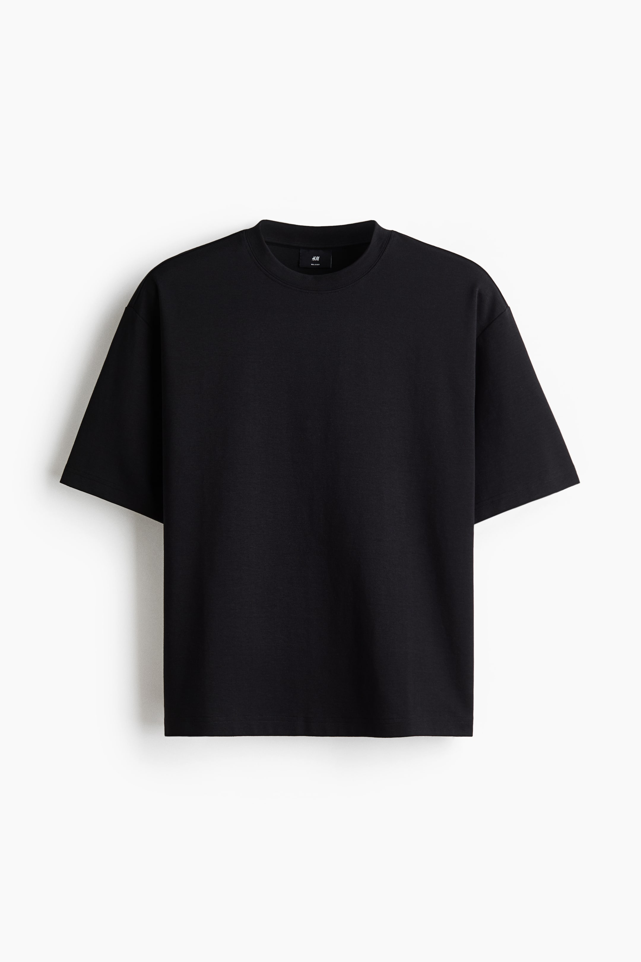 Grotere afbeelding bekijken: Een zwart T-shirt met een ronde hals en korte, ontspannen mouwen. Het heeft een algehele ontspannen pasvorm en een rechte zoom.