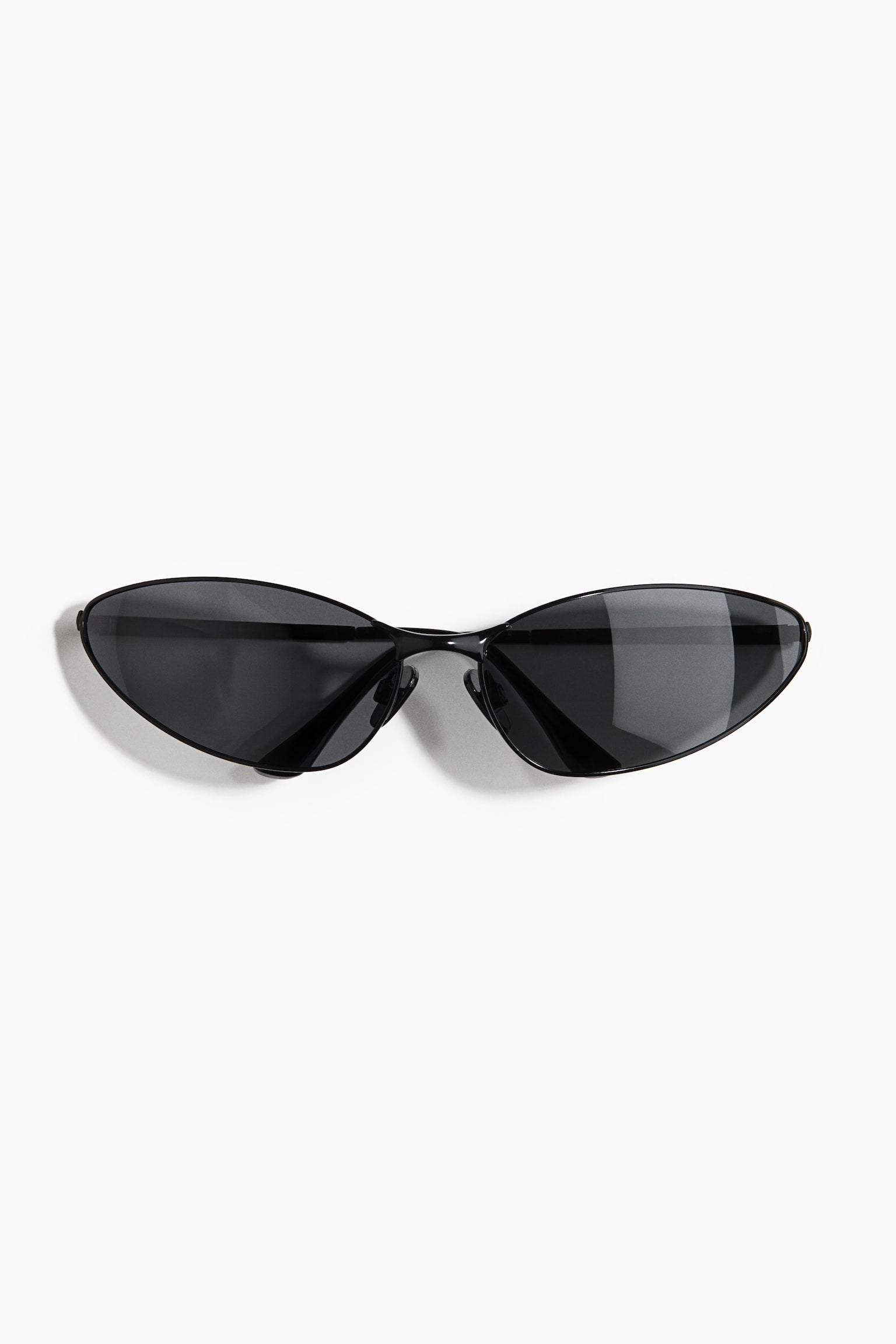 Ochelarii de soare cu rame Ã®nguste din plastic negru Èi lentile Ã®nchise la culoare, fumurii, sunt aÈezaÈi cu faÈa Ã®n faÈÄ, evidenÈiind o siluetÄ elegantÄ, aerodinamicÄ, cu lentile alungite, Ã®n formÄ de migdalÄ.