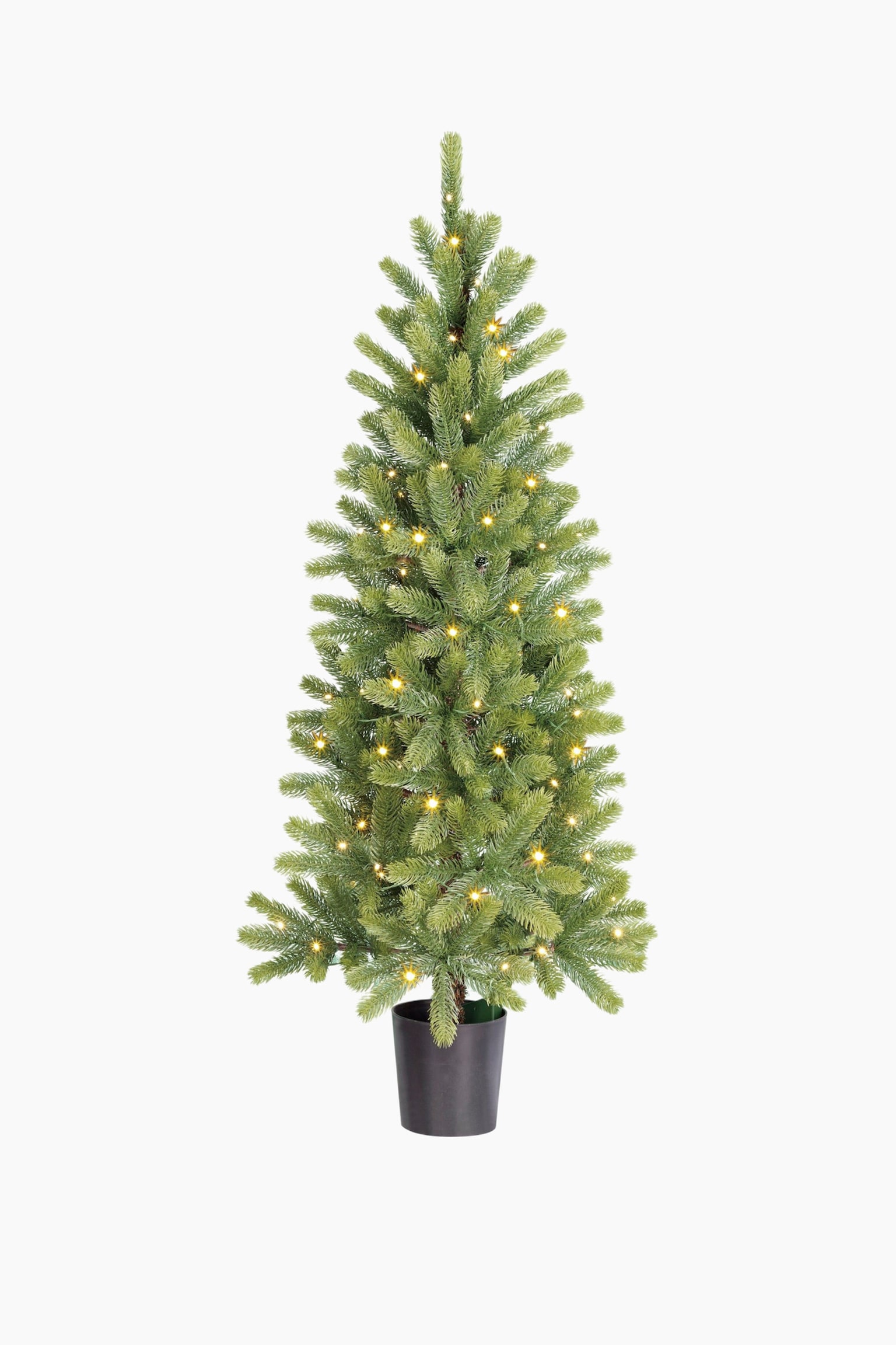 Een kunstkerstboom staat in een donkere cilindrische pot, naar voren gericht. Het vertoont dicht groen loof en is voorverlicht met talrijke warmwitte lampjes die gelijkmatig over de takken zijn verdeeld.