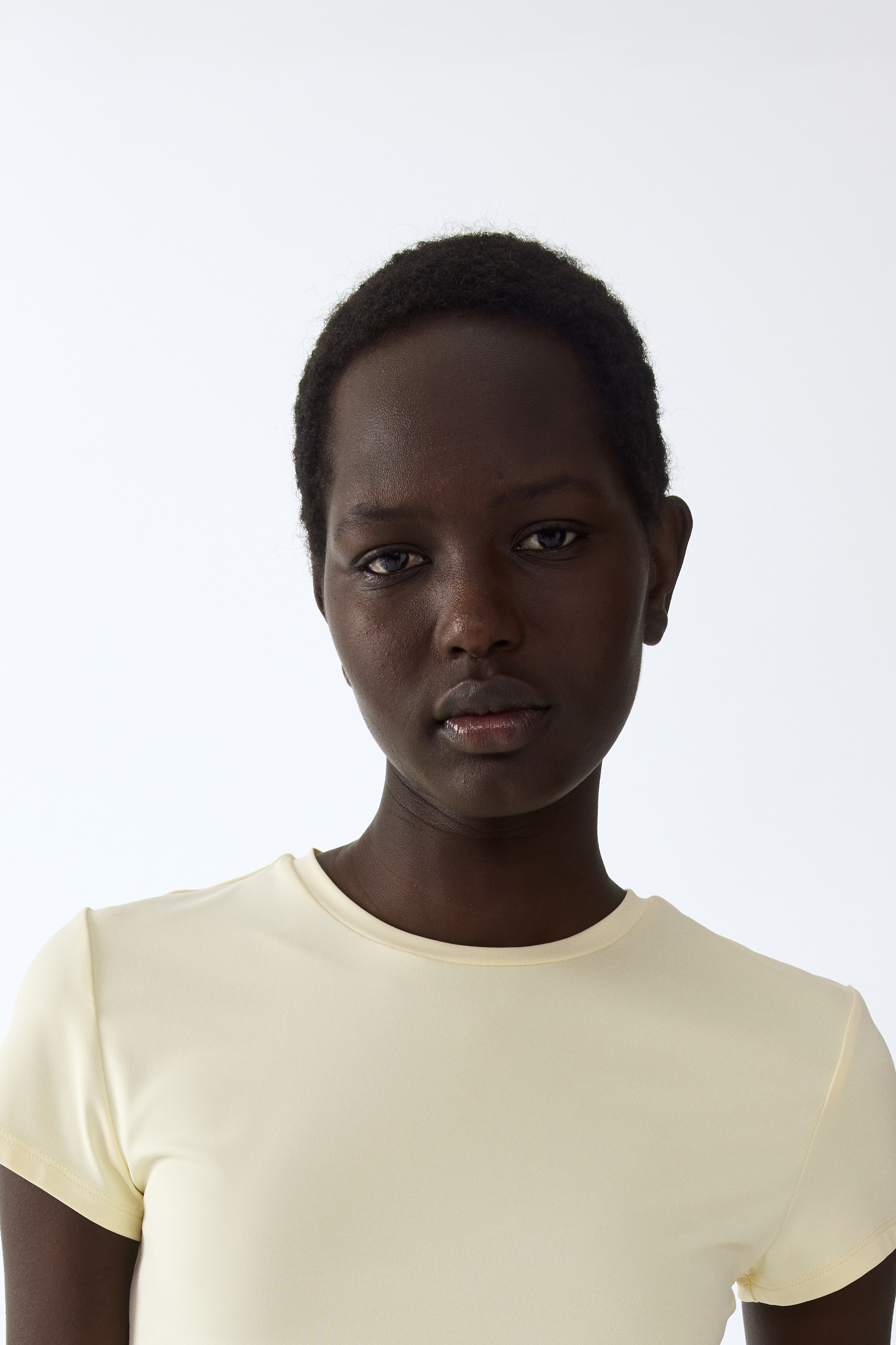 Figurnahes T-Shirt aus Mikrofaser - Blassgelb/Hellgrau/Weiß/Schwarz/Hellbeige/Dunkelbraun/Marineblau/Hellbeige/Mattrosa/Marineblau/Hellgrau/Dunkles Greige