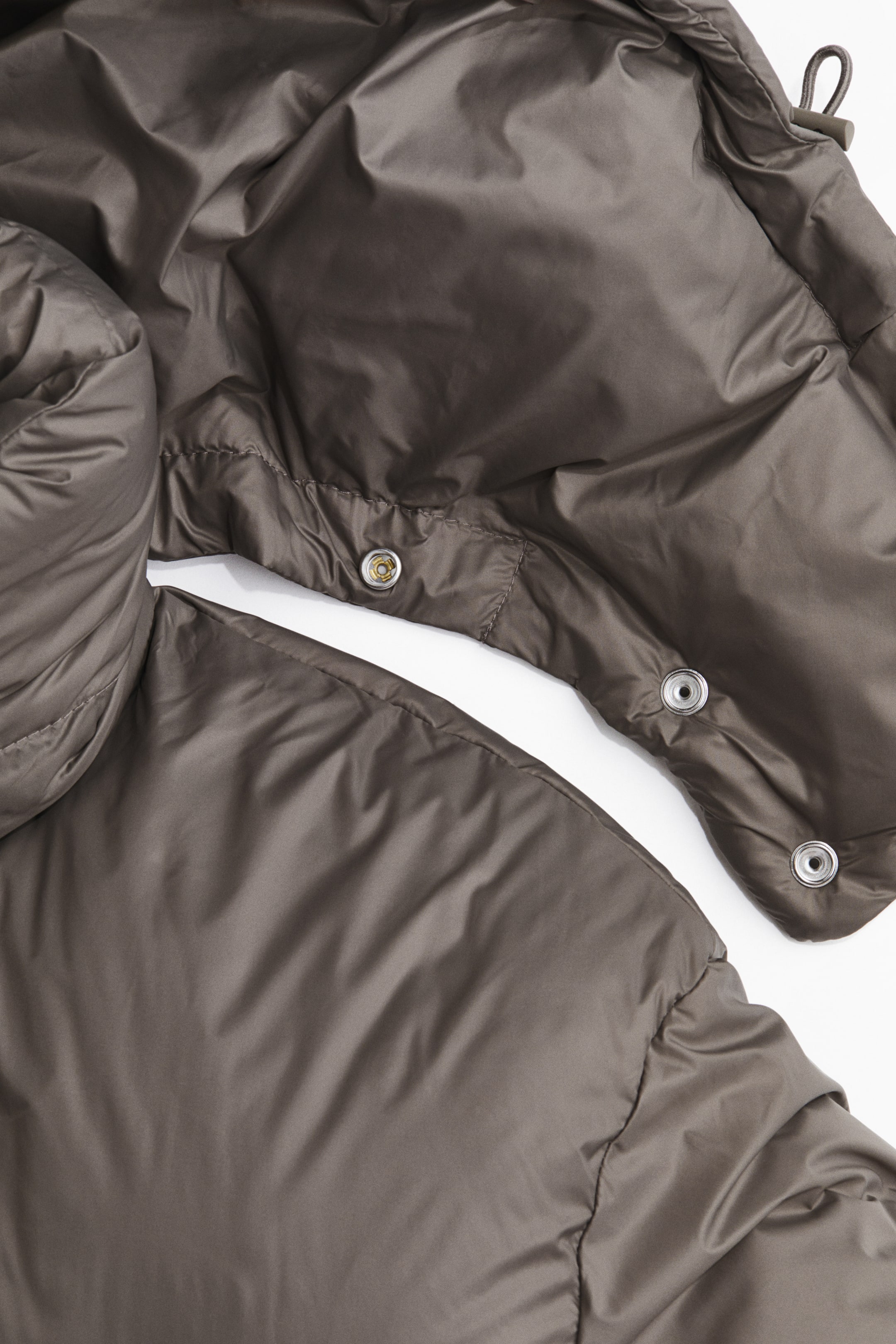 Ampliar la imagen: Chamarra puffer de plumón con gorro - Greige oscuro - Ladies | H&M MX 8