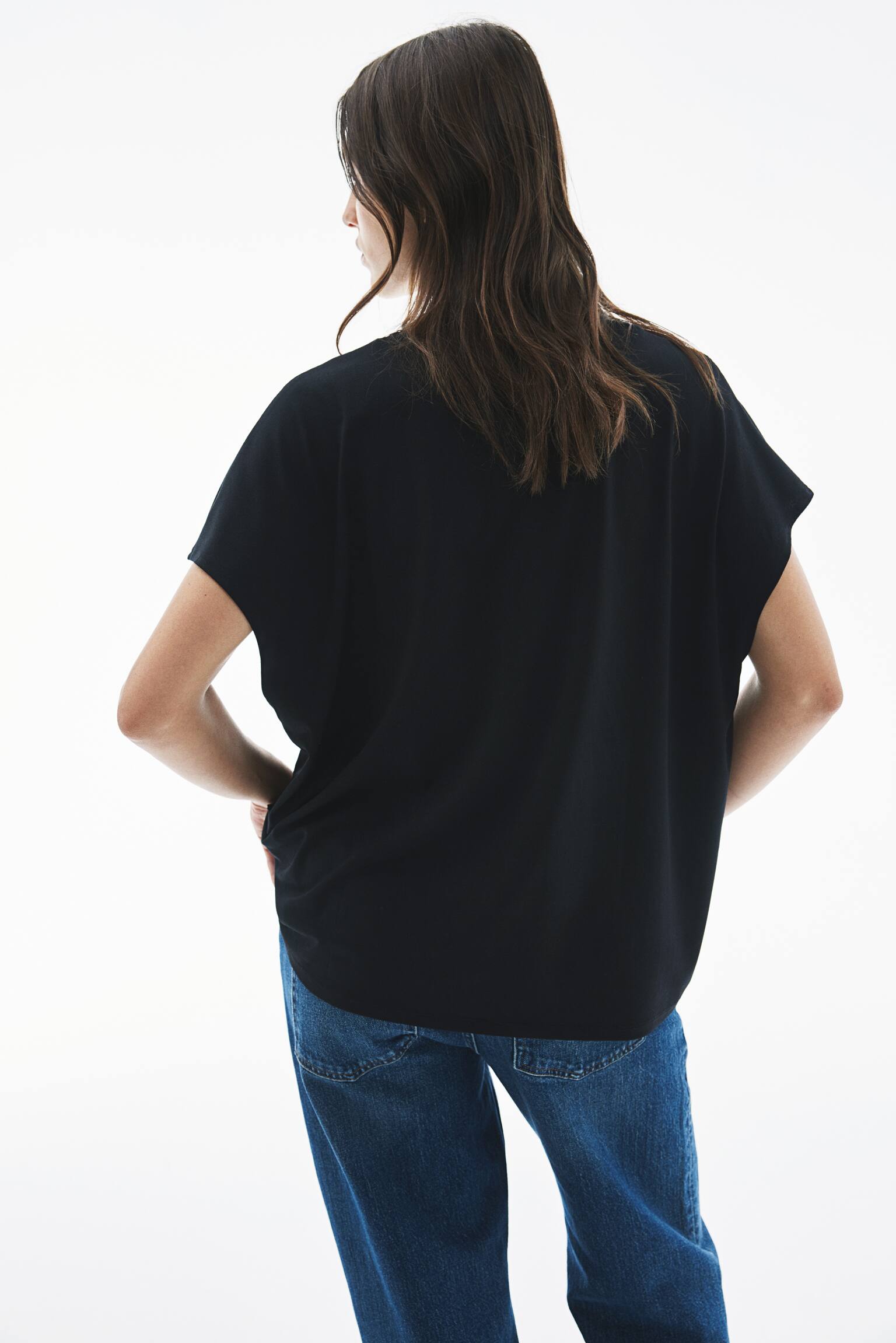 חולצה עם צווארון וי - שחור - 4