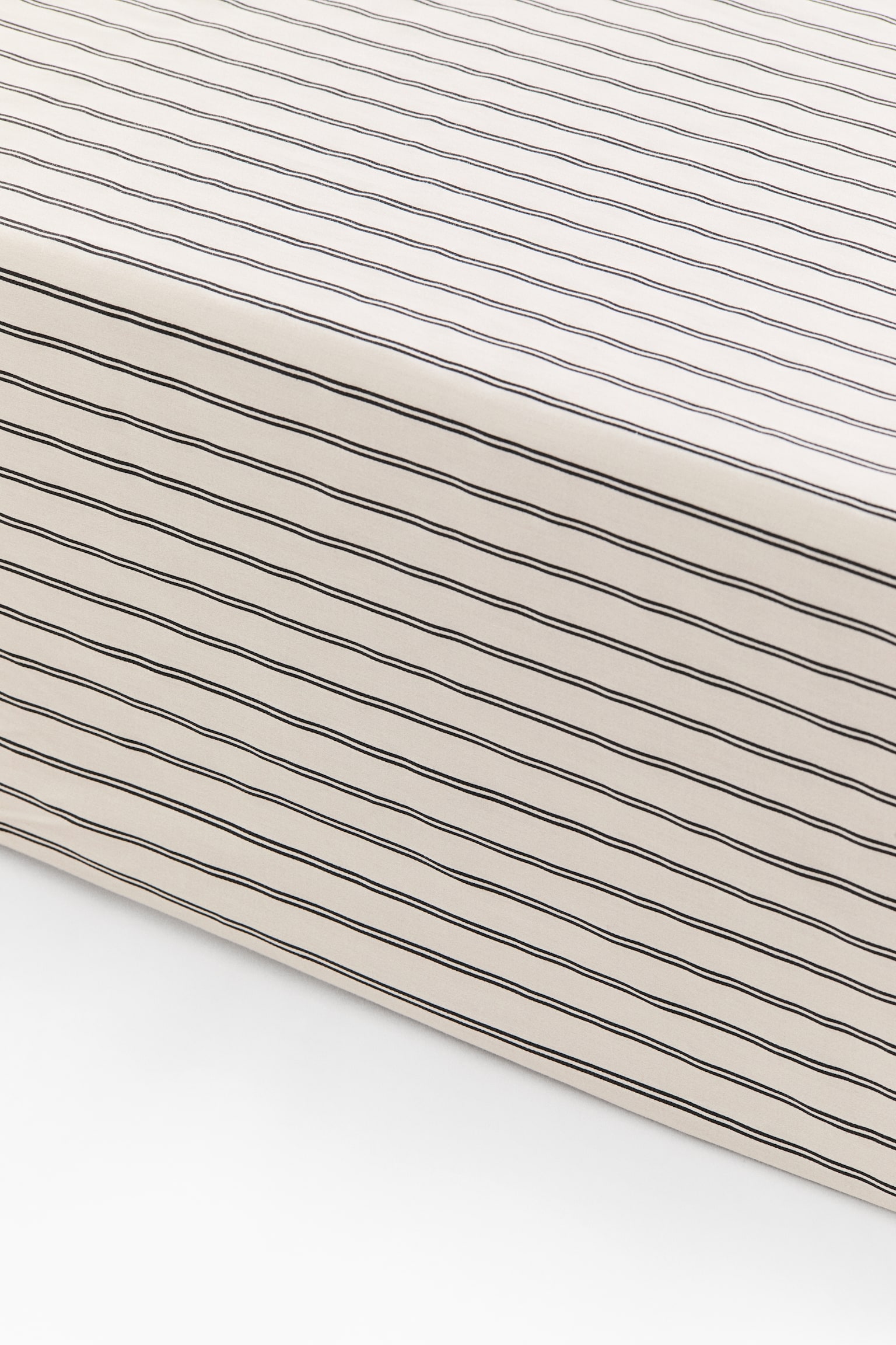 Satenska navlaka za dušek sa dezenom - Light beige/Black striped/White/Beige striped