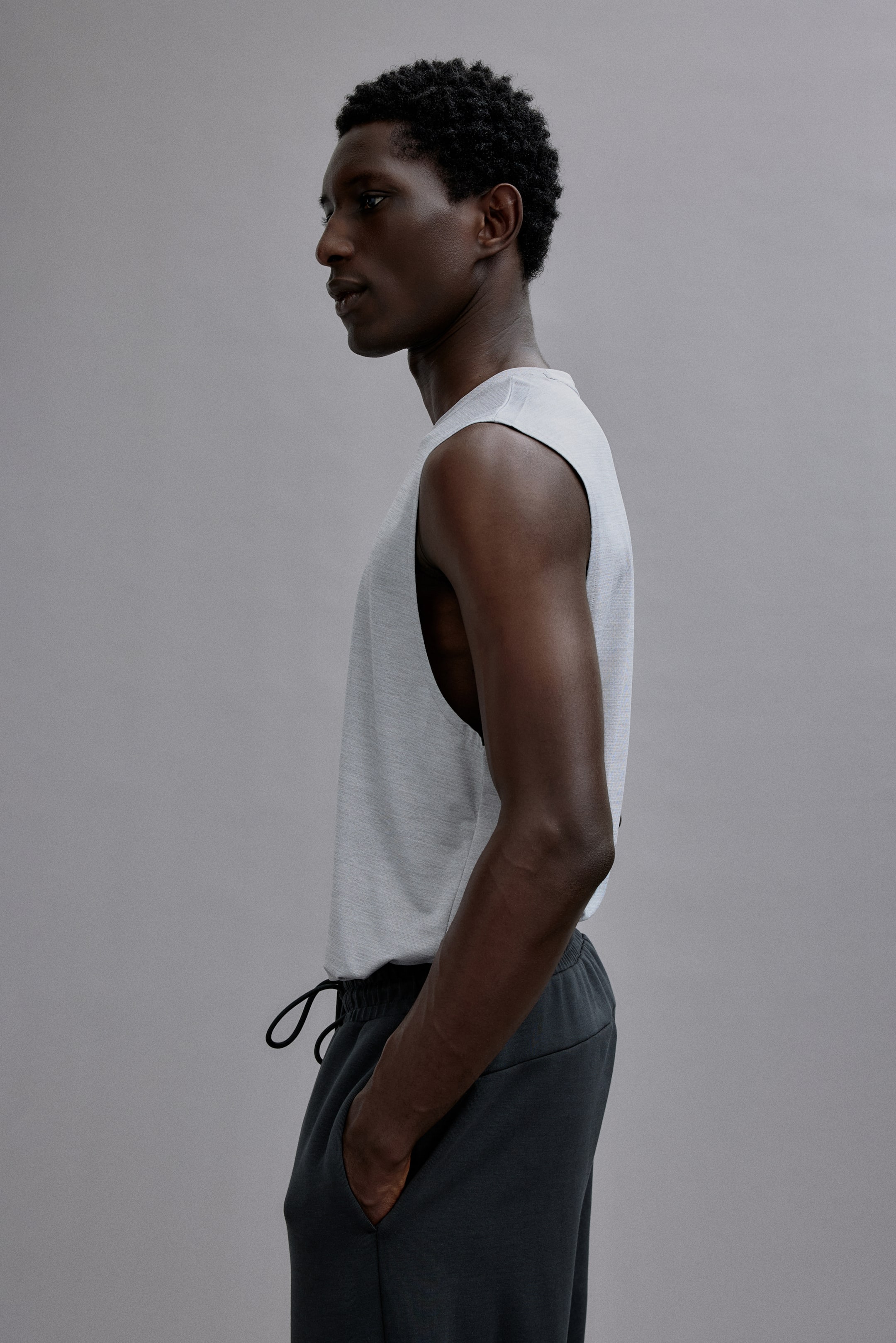 Visa större bild: Träningslinne med DryMove™ Regular Fit - Ljusgrå - HERR | H&M SE 3