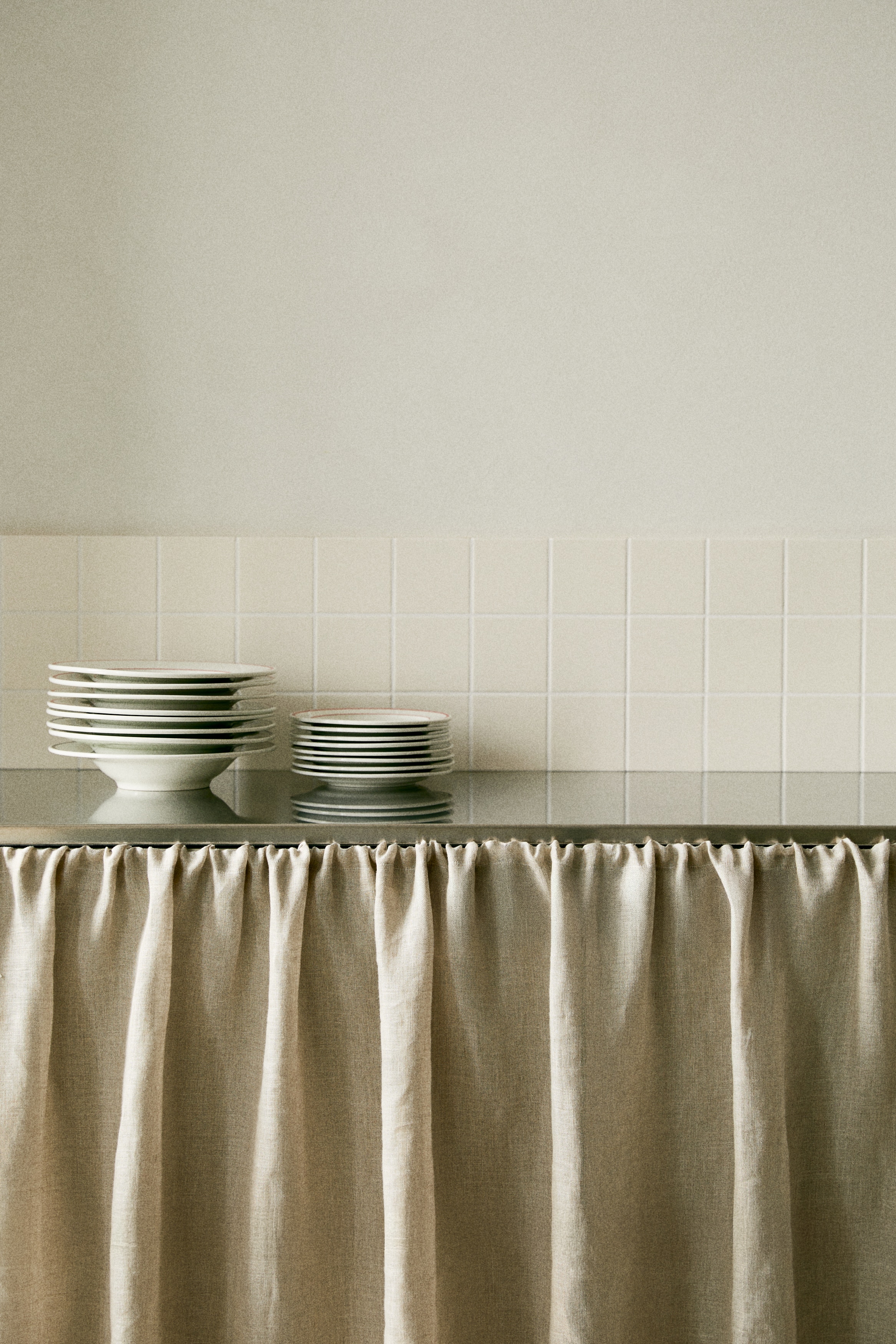 2-pack porcelain deep plates - White/Red/White/Black