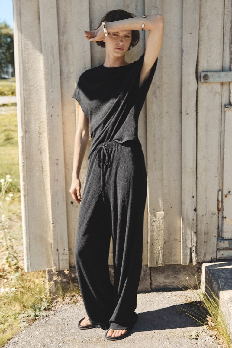 Pantalone od naboranog materijala sa učkurom